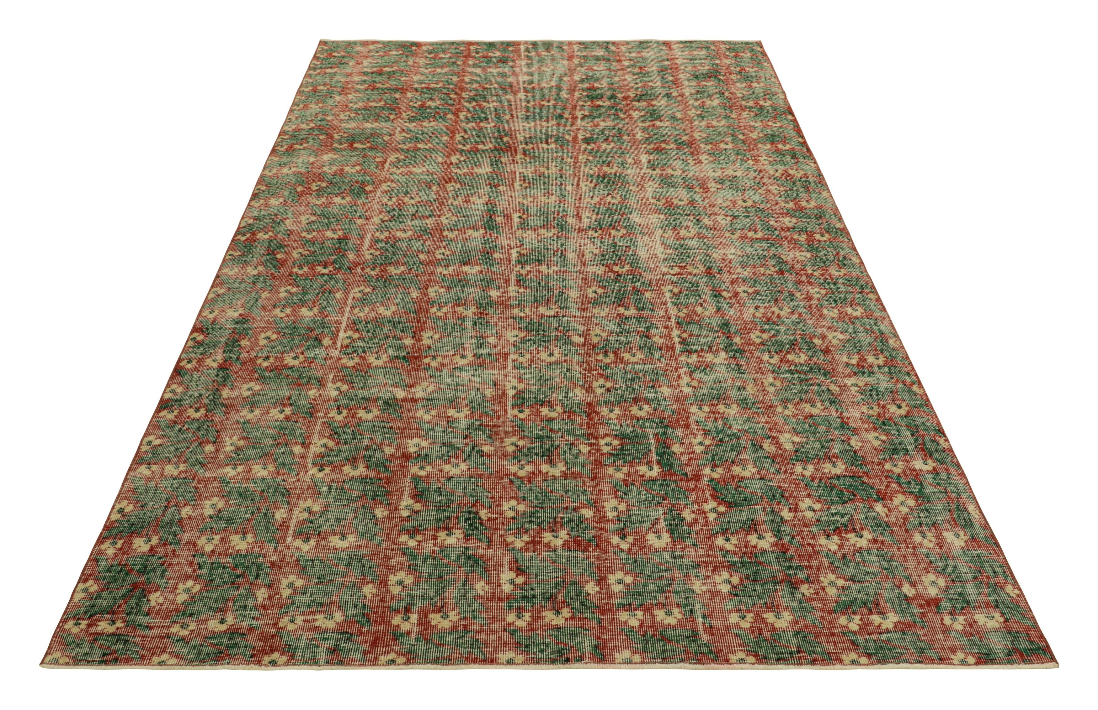 Vintage Zeki Müren Rug in Green with Red Geometric Patterns  Rug & Kilim In Good Condition For Sale In Long Island City, NY