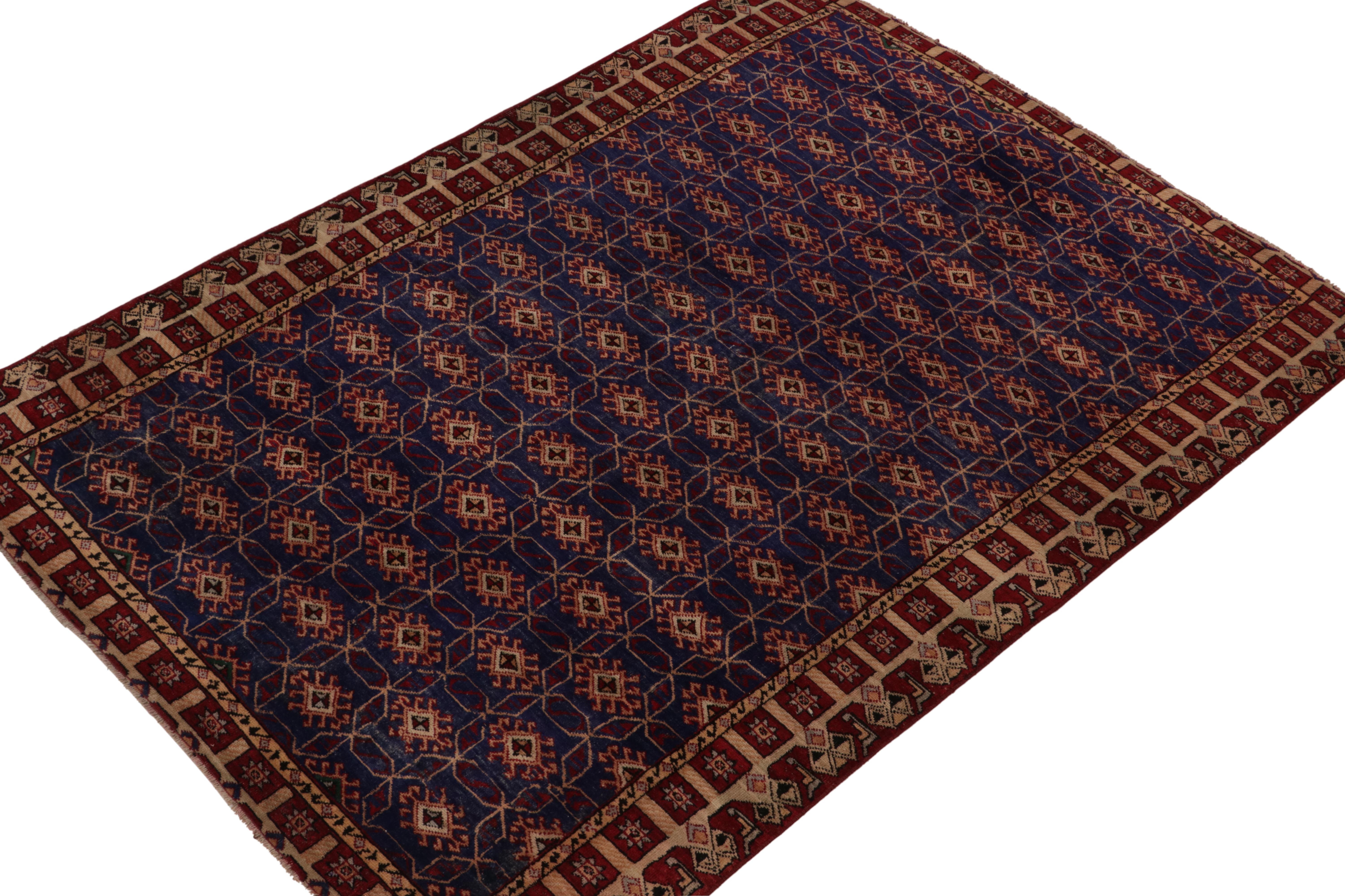 A vintage 5x7 rug from an innovative Turkish atelier, entering Rug & Kilim’s commemorative Mid-Century Pasha Collection. Hand-knotted in wool circa 1960-1970.
Further on the Design:
Connoisseurs may note we believe this to be among the rare,