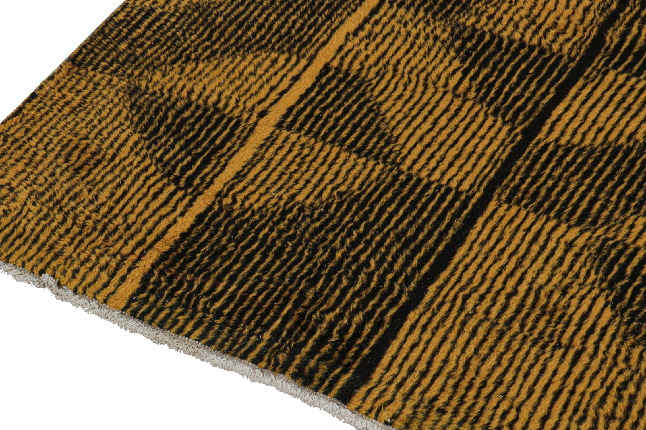 Vintage Zeki Müren Teppich in Ocker und Schwarz Geometrische Muster von Rug & Kilim (Handgeknüpft) im Angebot