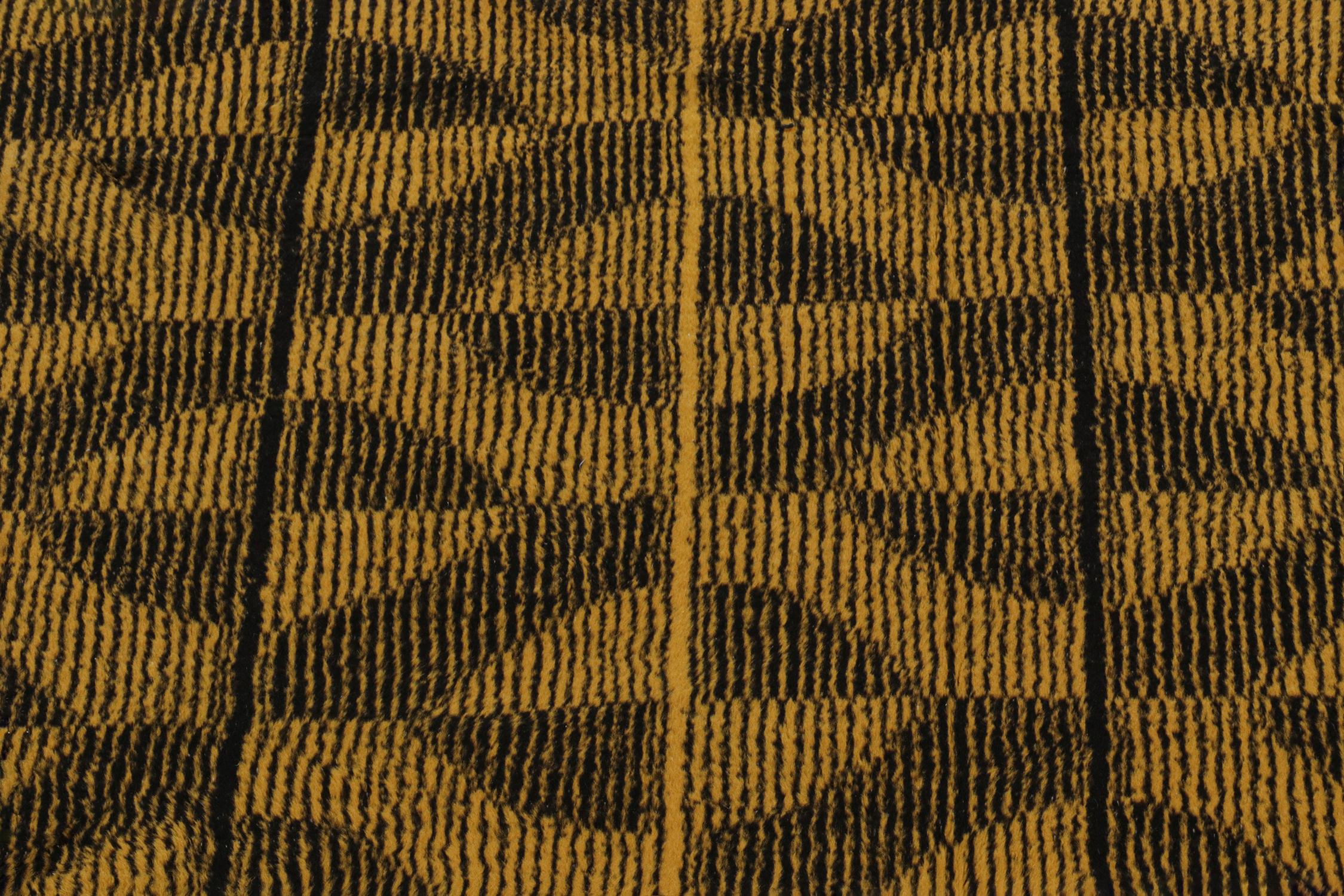 Vintage Zeki Müren Teppich in Ocker und Schwarz Geometrische Muster von Rug & Kilim im Zustand „Gut“ im Angebot in Long Island City, NY