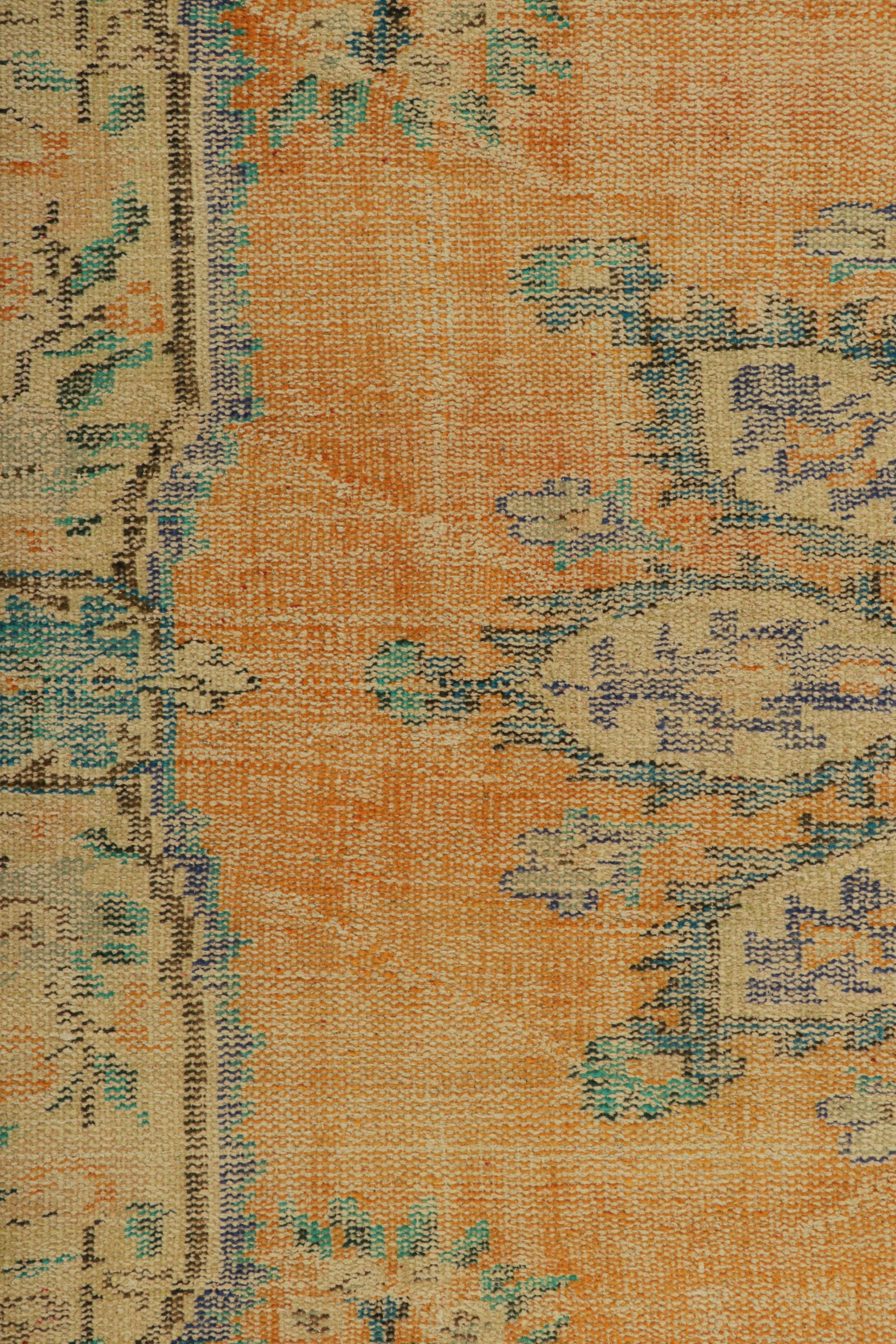 Alfombra vintage Zeki Müren en campo abierto naranja con medallón floral  Rug & Kilim Turco en venta