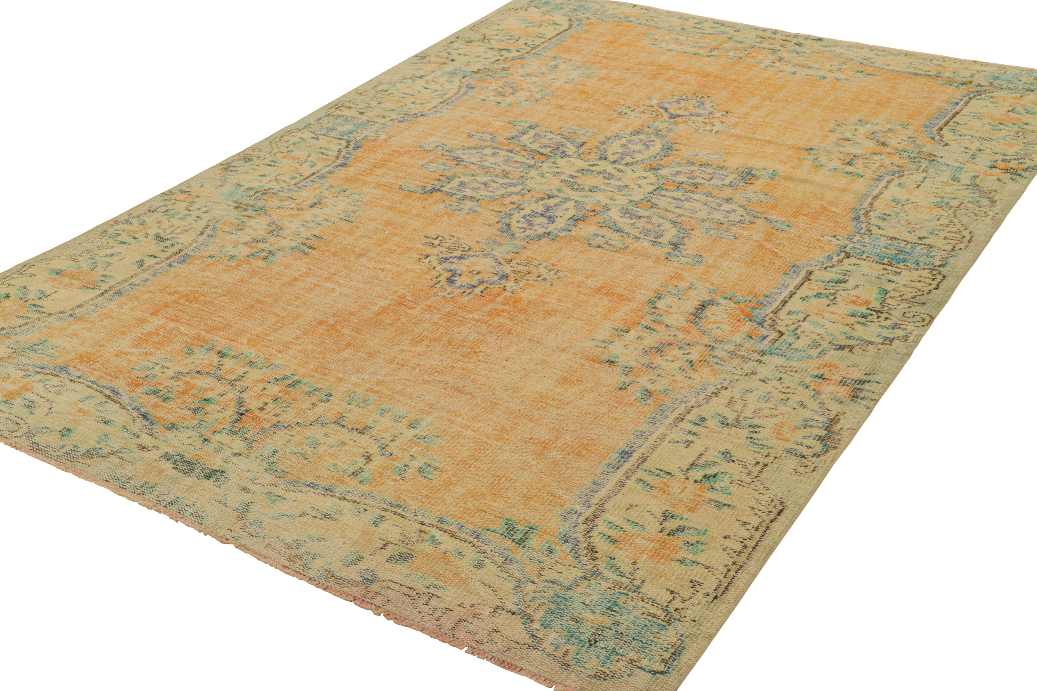 Alfombra vintage Zeki Müren en campo abierto naranja con medallón floral  Rug & Kilim Anudado a mano en venta