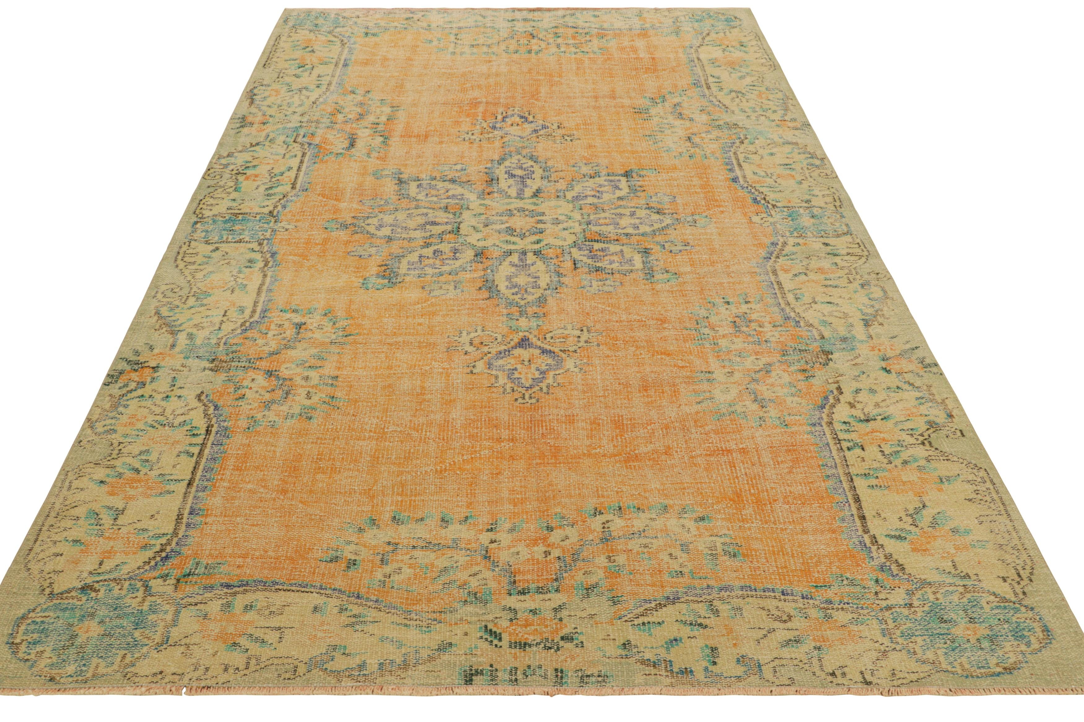 Alfombra vintage Zeki Müren en campo abierto naranja con medallón floral  Rug & Kilim en Bueno estado para la venta en Long Island City, NY