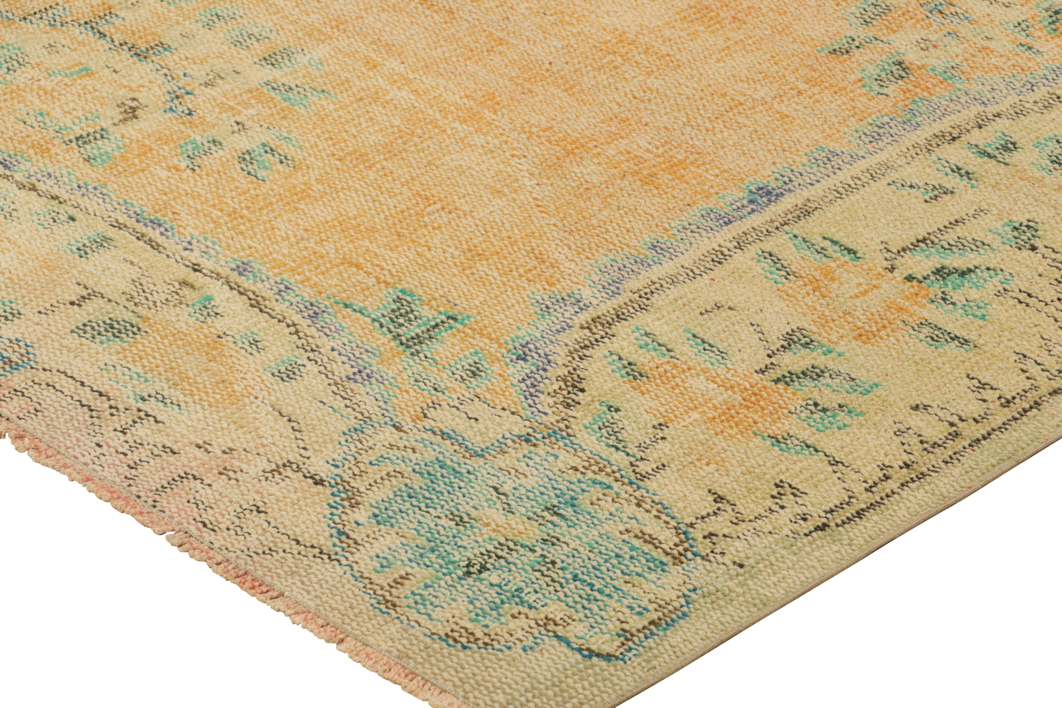 Alfombra vintage Zeki Müren en campo abierto naranja con medallón floral  Rug & Kilim mediados del siglo XX en venta