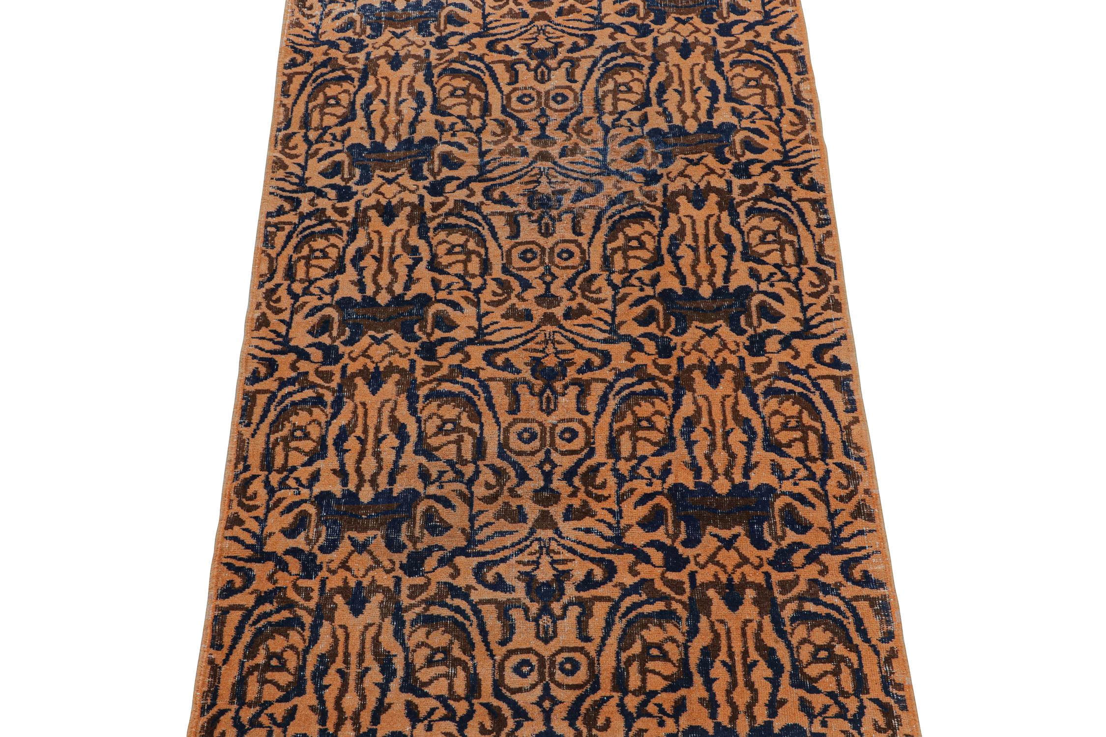 Dieser Vintage-Teppich 4x7 ist eine kühne Neuheit in der Mid-Century Pasha Collection'S von Rug & Kilim. Diese Linie ist ein Gedenken, mit seltenen Kurationen, die unserer Meinung nach von dem multidisziplinären türkischen Designer Zeki Müren
