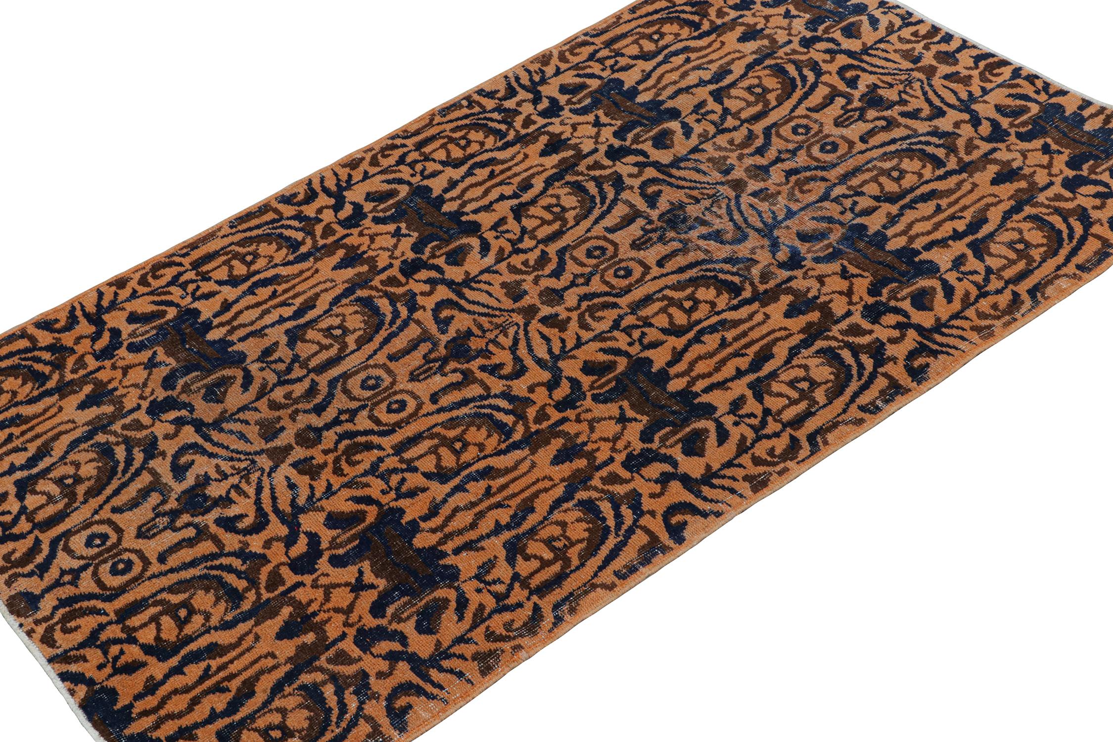 Vintage Zeki Müren Teppich in Orange mit braunen und blauen Mustern von Rug & Kilim (Art déco) im Angebot