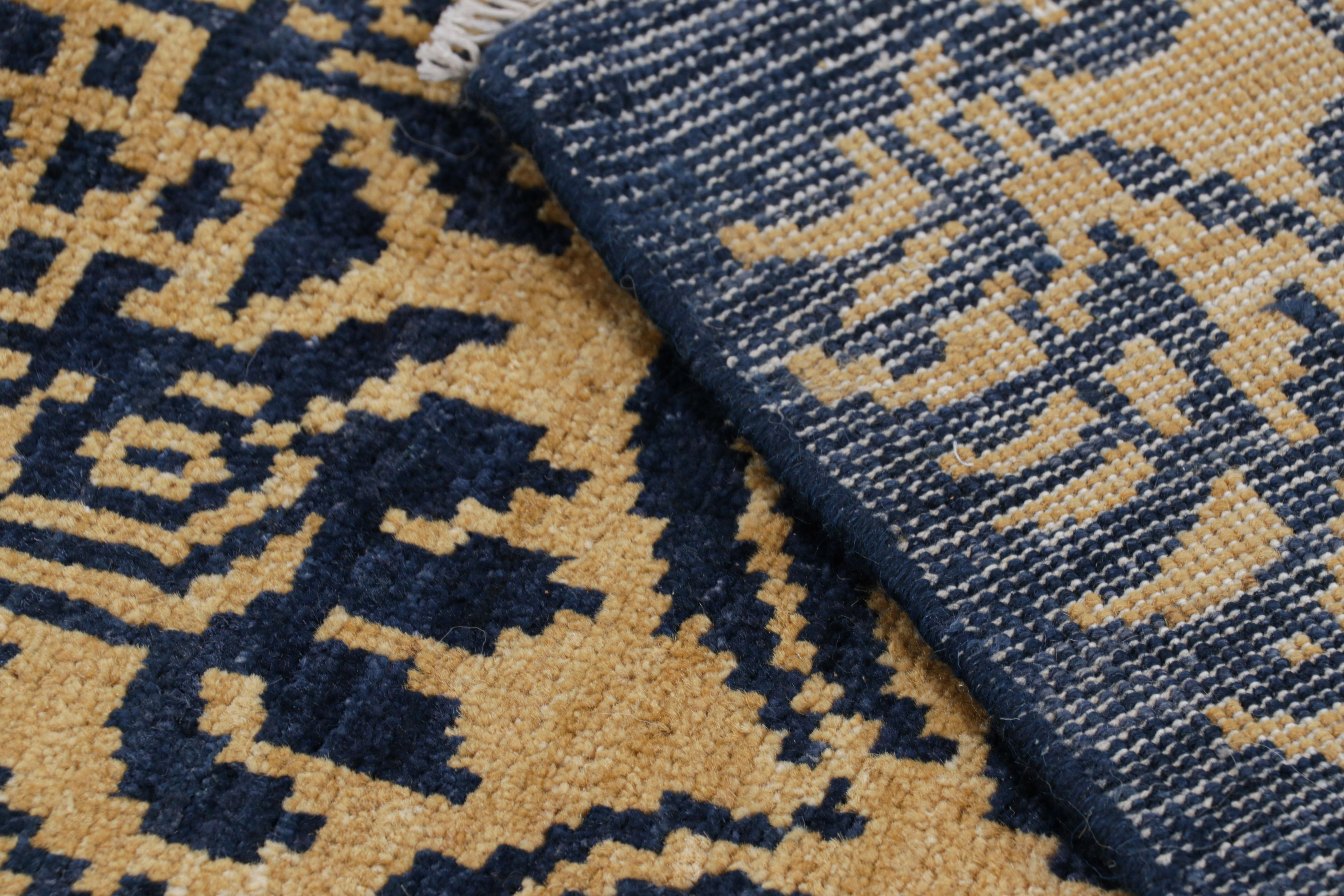 XXIe siècle et contemporain Tapis de course contemporain en peau de tigre bleu marine et or Pictorial de Rug & Kilim en vente