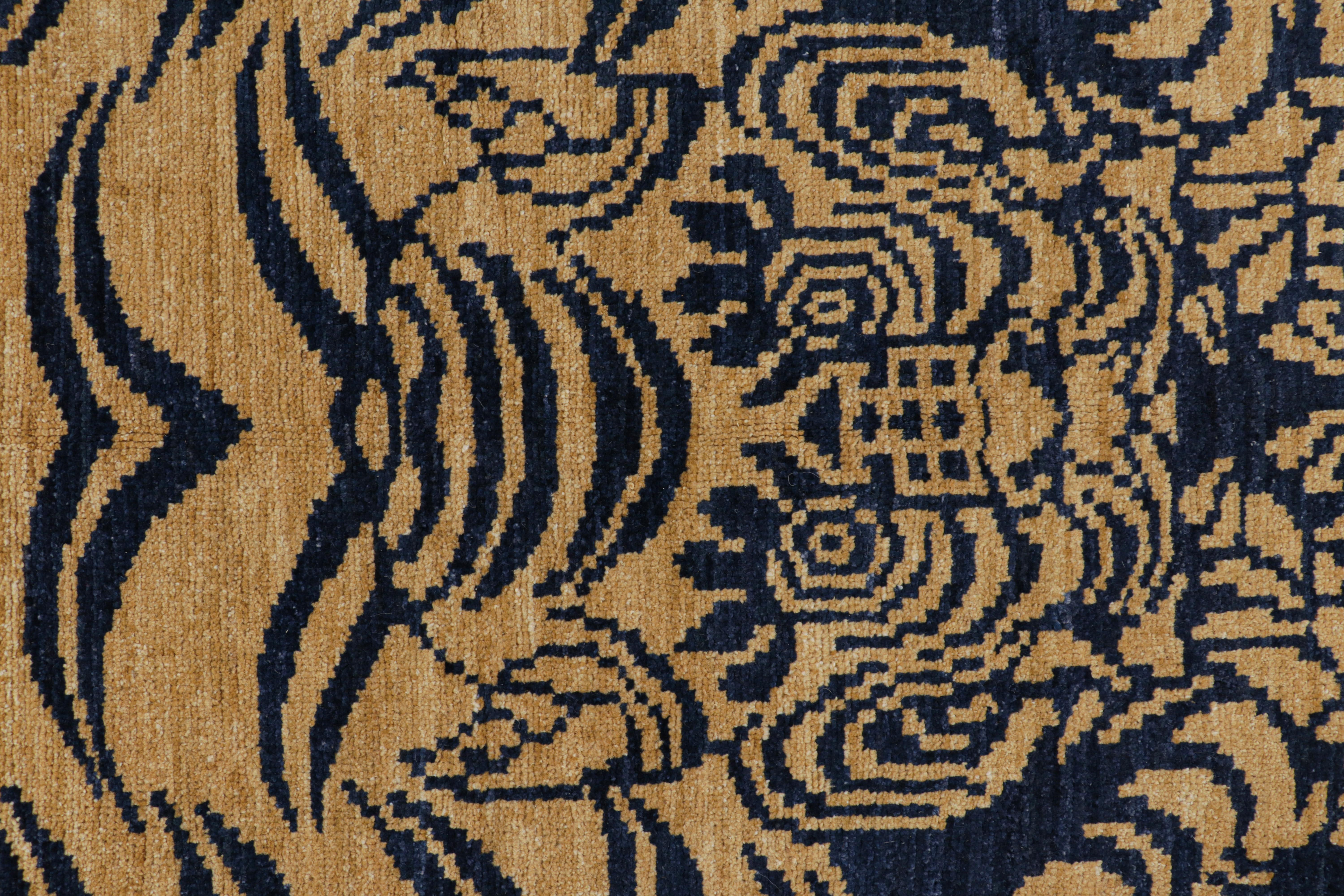 Moderne Tapis de course contemporain en peau de tigre bleu marine et or Pictorial de Rug & Kilim en vente