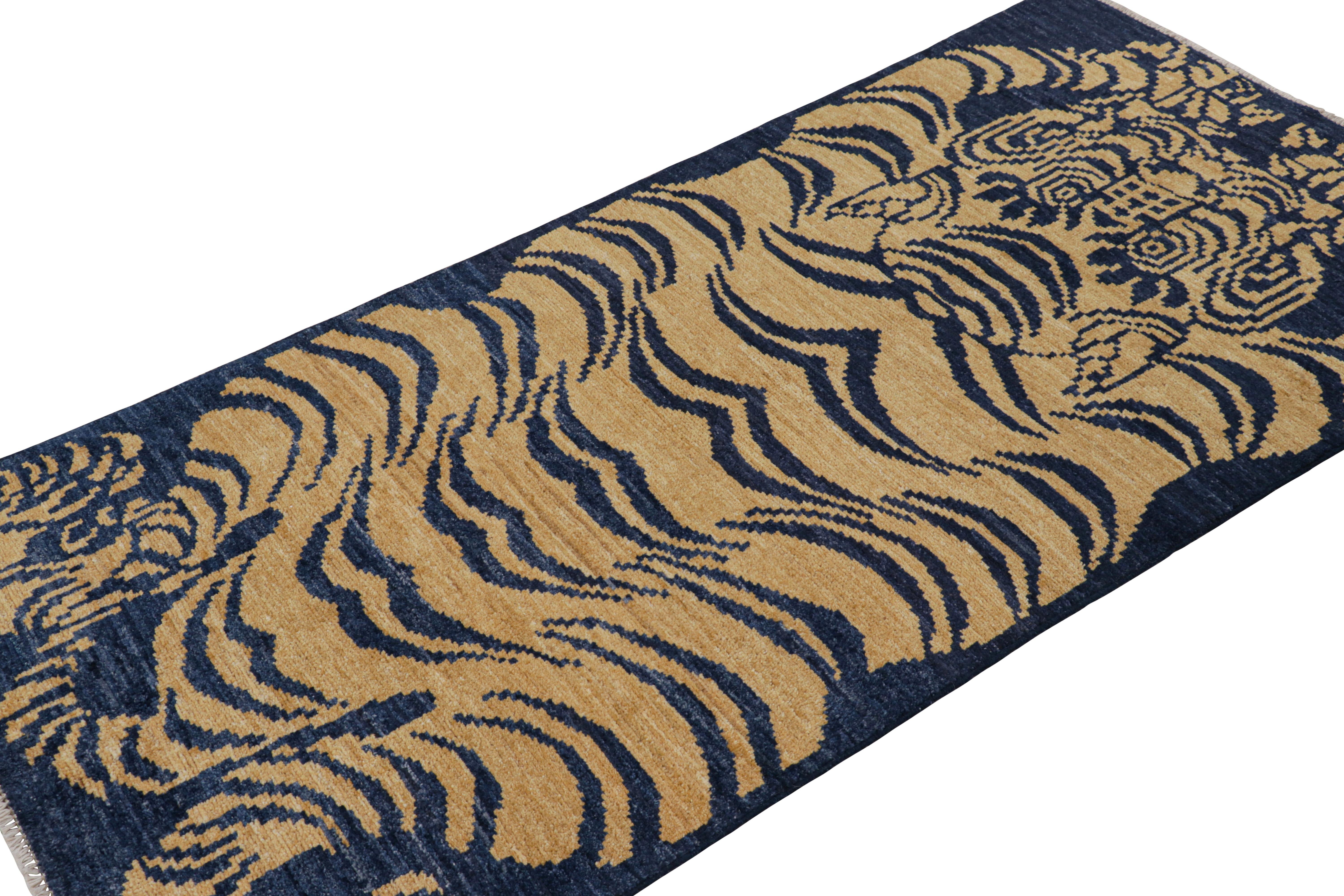 Afghan Tapis de course contemporain en peau de tigre bleu marine et or Pictorial de Rug & Kilim en vente