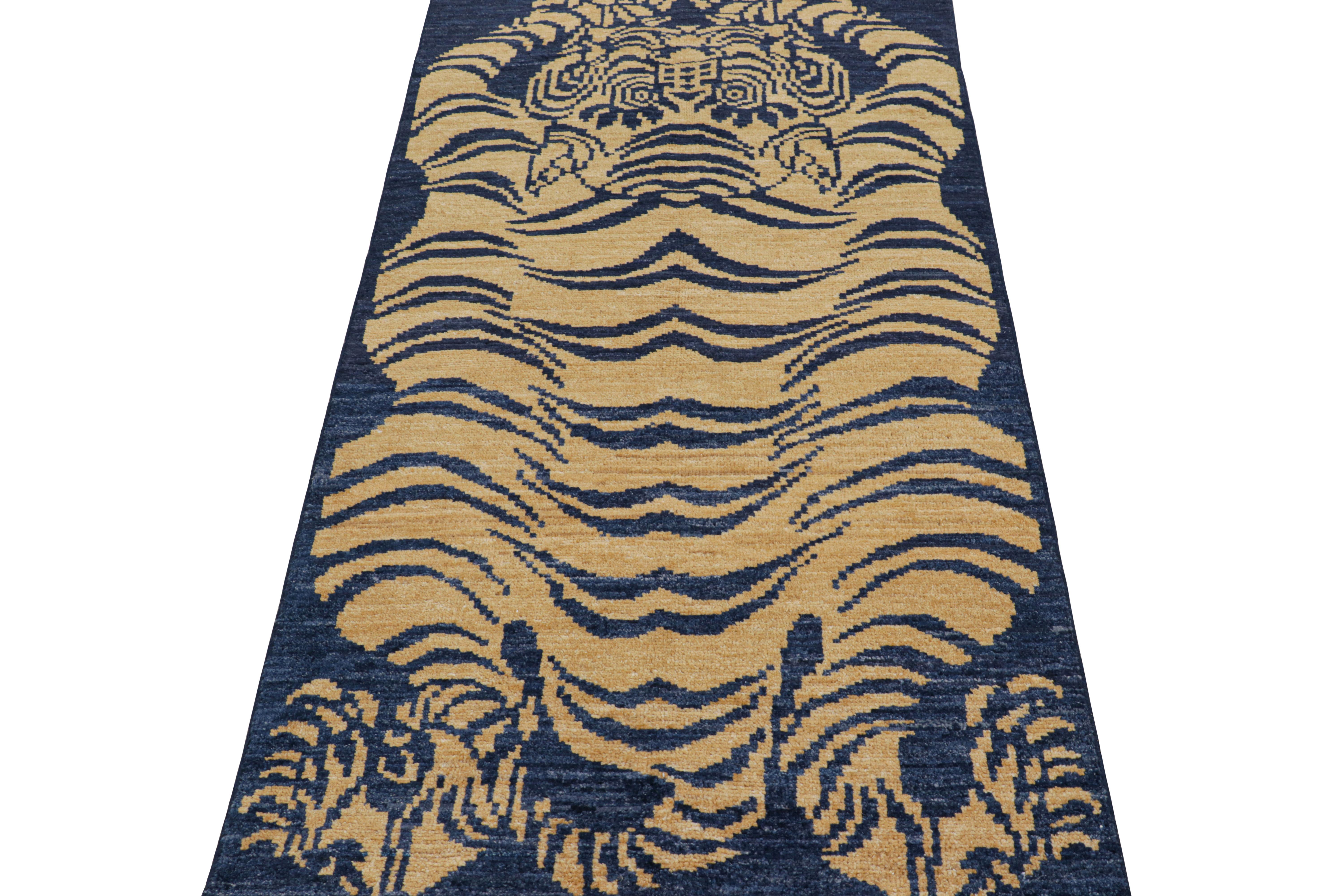 Noué à la main Tapis de course contemporain en peau de tigre bleu marine et or Pictorial de Rug & Kilim en vente