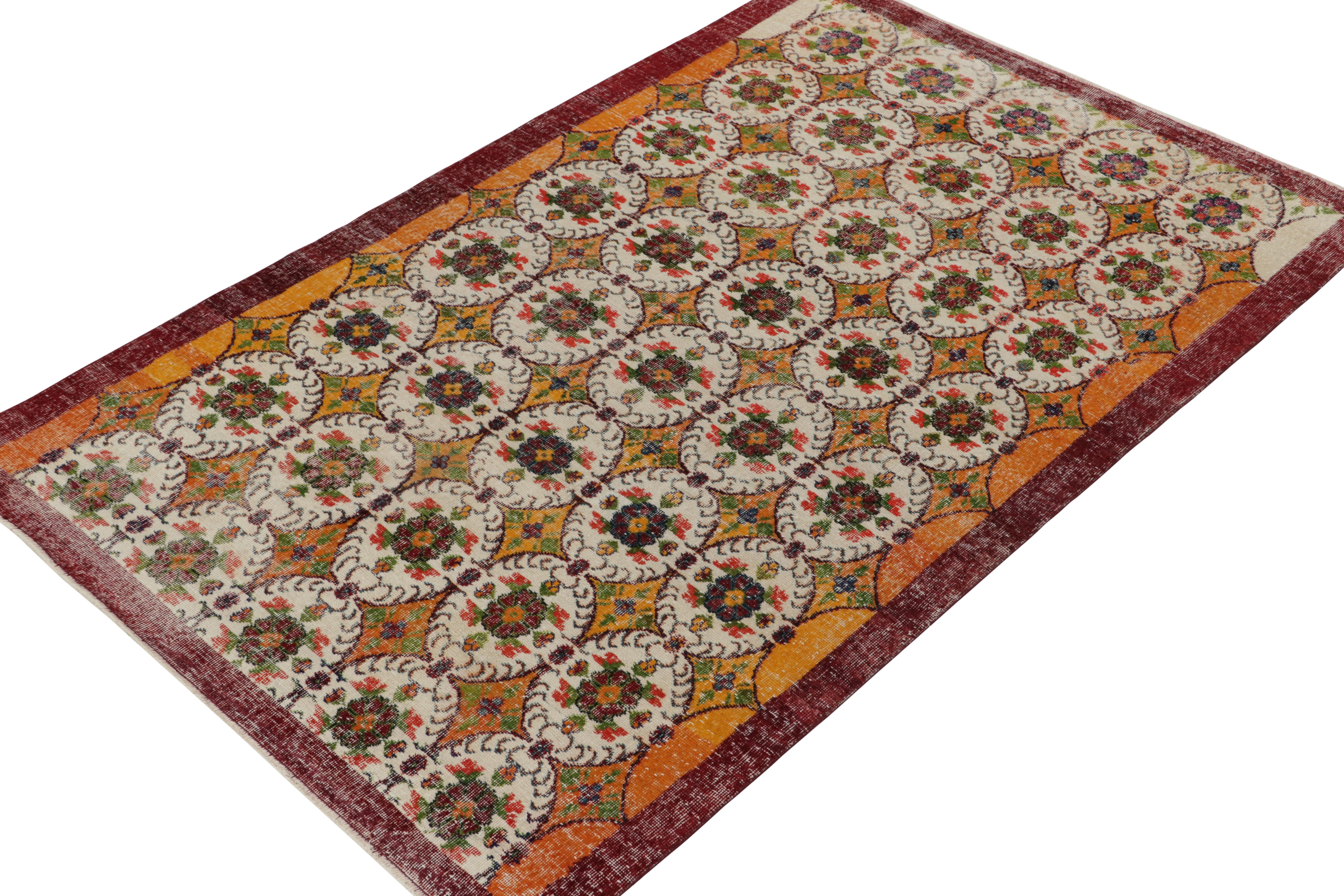 Dieser 6x9 große Vintage-Teppich ist ein Neuzugang in der Mid-Century Pasha Collection'S von Rug & Kilim. Diese Linie ist ein Gedenken, mit seltenen Kurationen, die unserer Meinung nach von dem multidisziplinären türkischen Designer Zeki Müren