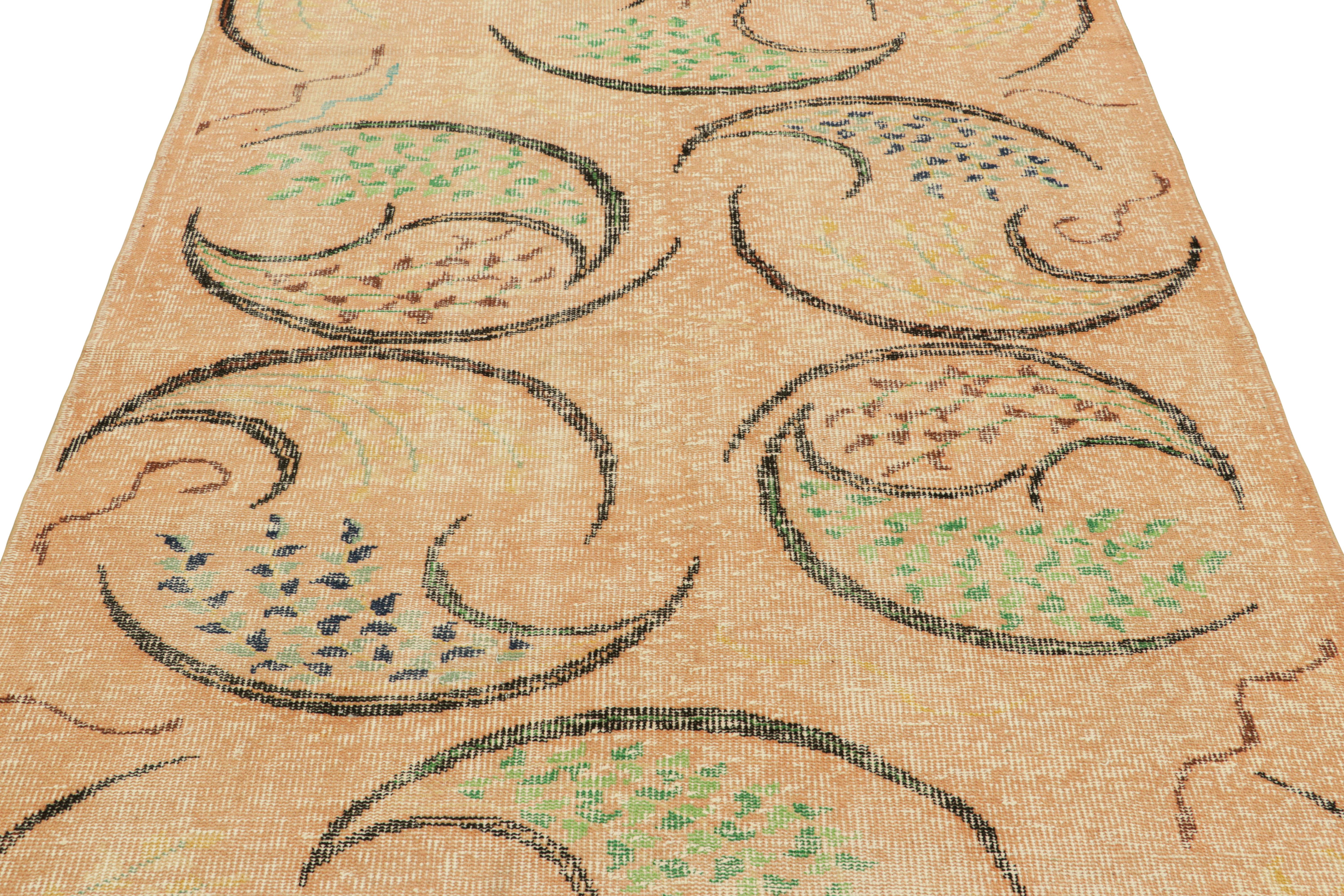 Vintage Zeki Müren Teppich in Pfirsich, bunte geometrische Muster, von Rug & Kilim (Türkisch) im Angebot