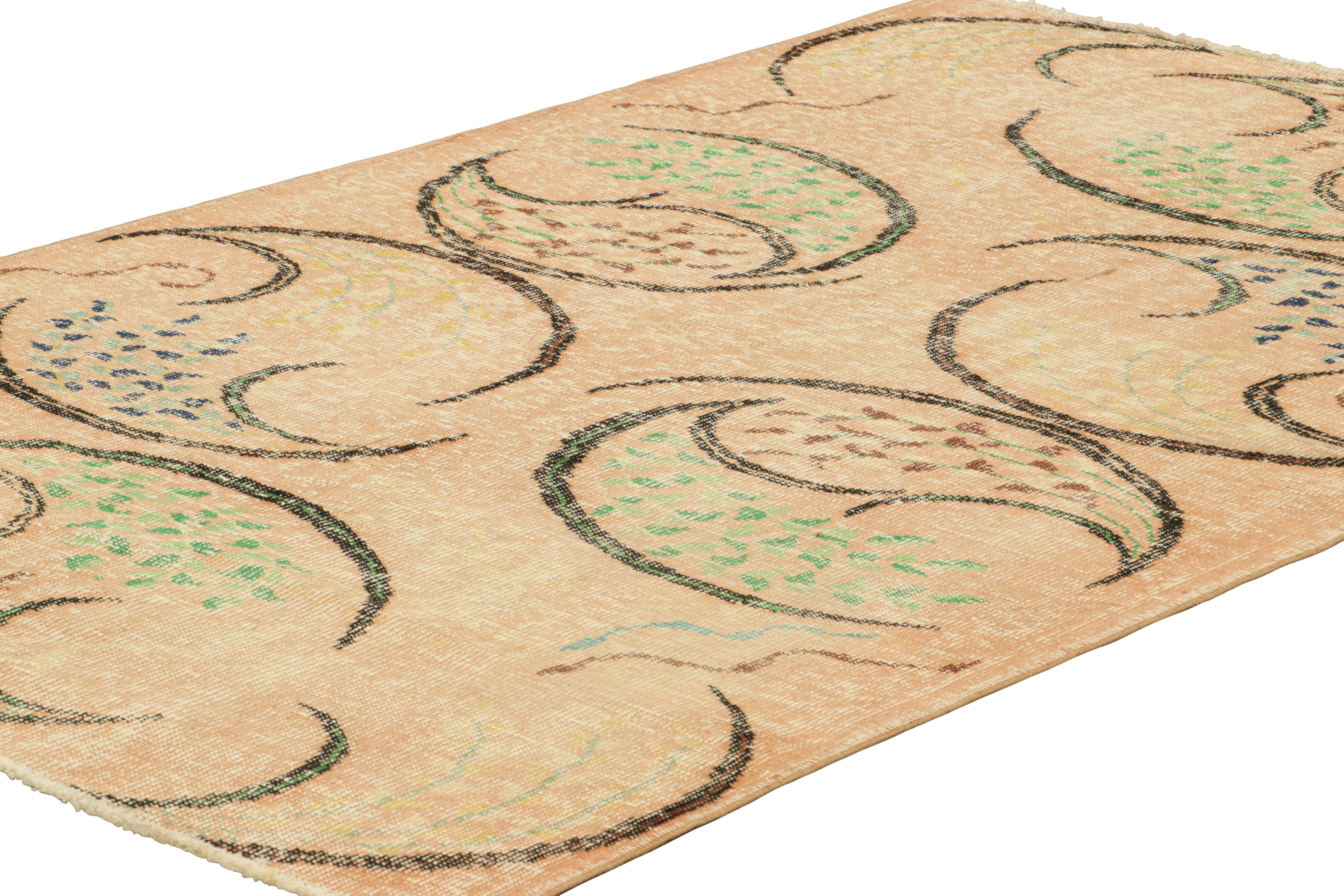 Vintage Zeki Müren Teppich in Pfirsich, bunte geometrische Muster, von Rug & Kilim (Handgeknüpft) im Angebot