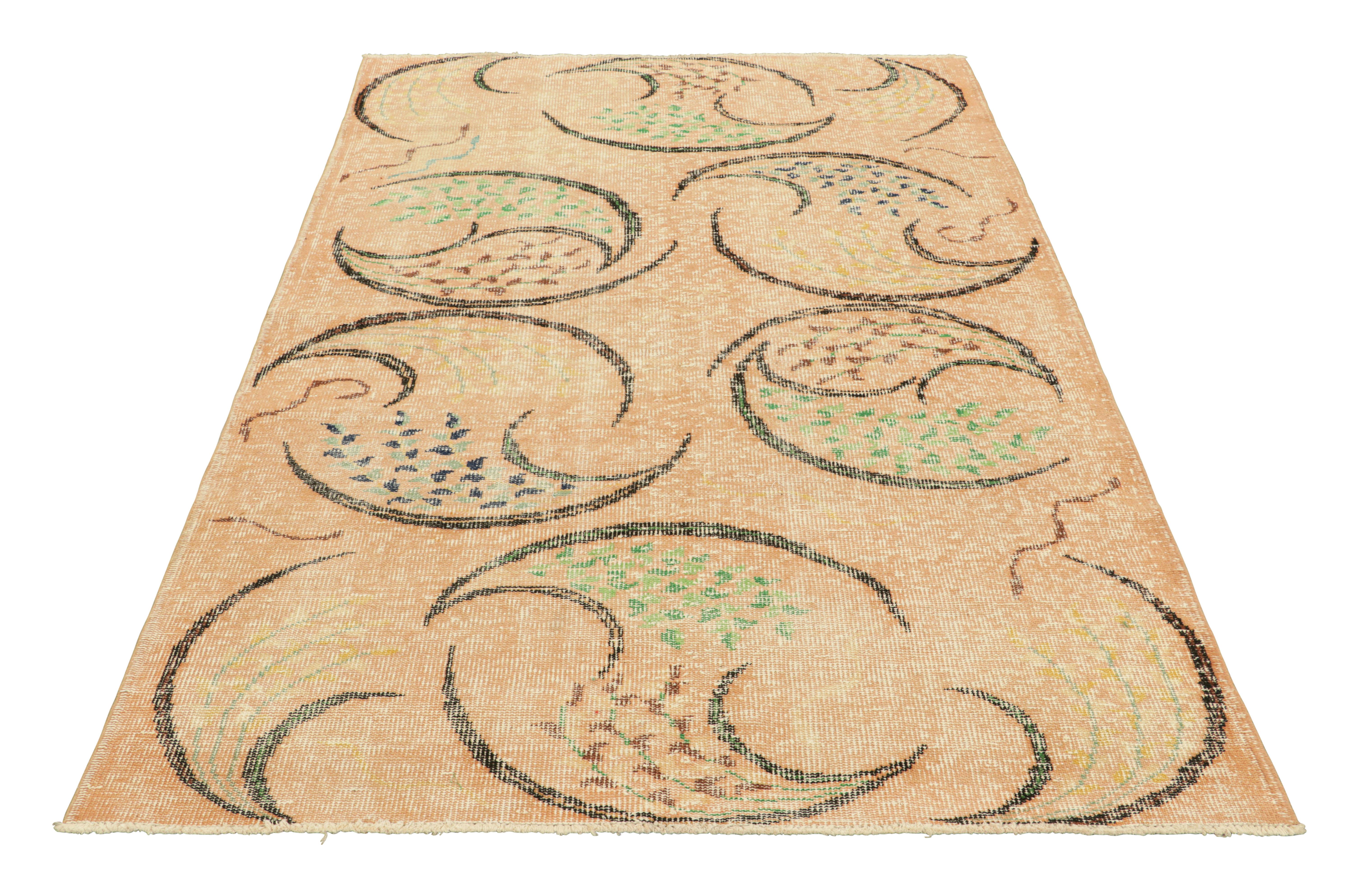 Vintage Zeki Müren Teppich in Pfirsich, bunte geometrische Muster, von Rug & Kilim im Zustand „Gut“ im Angebot in Long Island City, NY