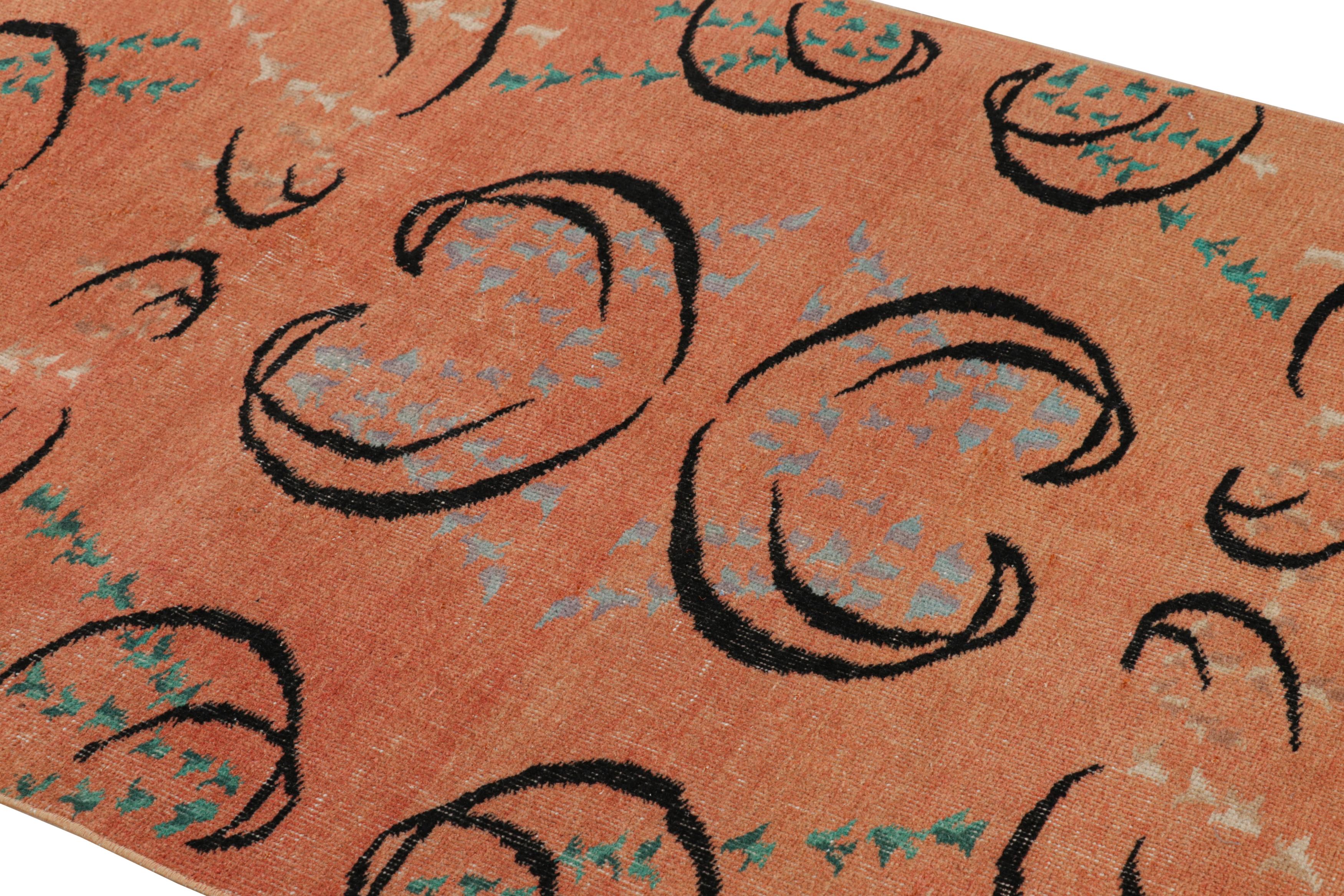 Dieser aus der Türkei stammende, handgeknüpfte Wollteppich (ca. 1960-1970) im Format 4x7 von Zeki Müren ist eine einzigartige Ergänzung der Rug & Kilim Collection'S. Er zeichnet sich durch eine breite Palette an Farben und geometrischen Mustern auf