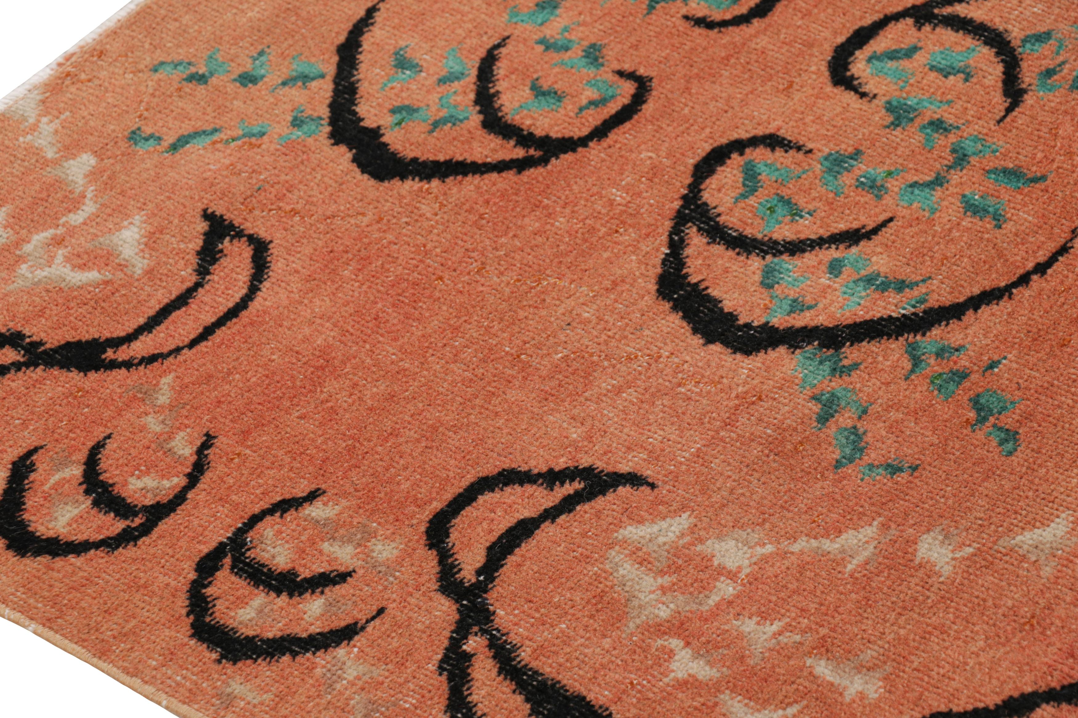 Vintage Zeki Müren Teppich in Pfirsich mit bunten geometrischen Mustern von Rug & Kili (Türkisch) im Angebot