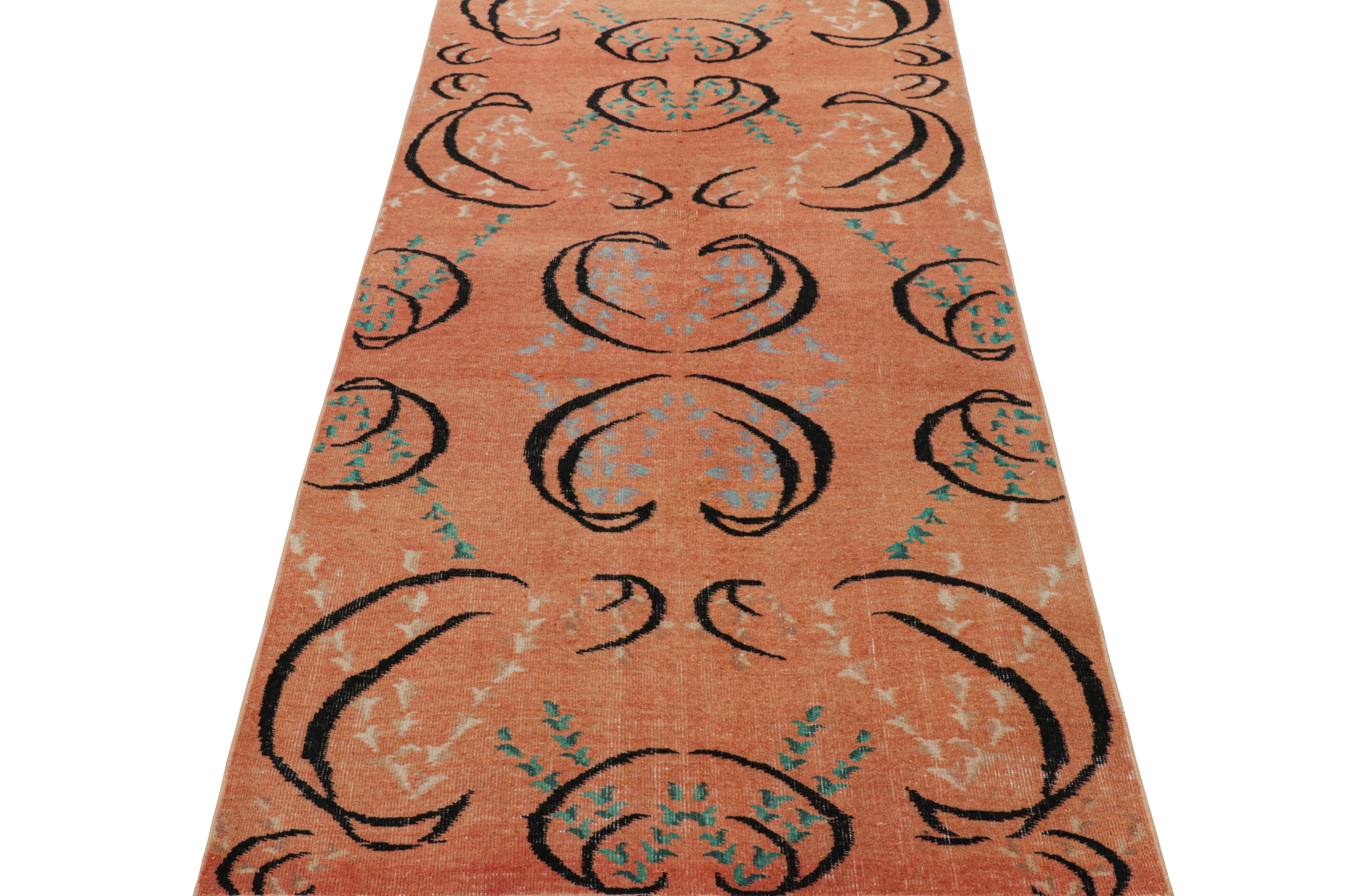 Vintage Zeki Müren Teppich in Pfirsich mit bunten geometrischen Mustern von Rug & Kili (Handgeknüpft) im Angebot