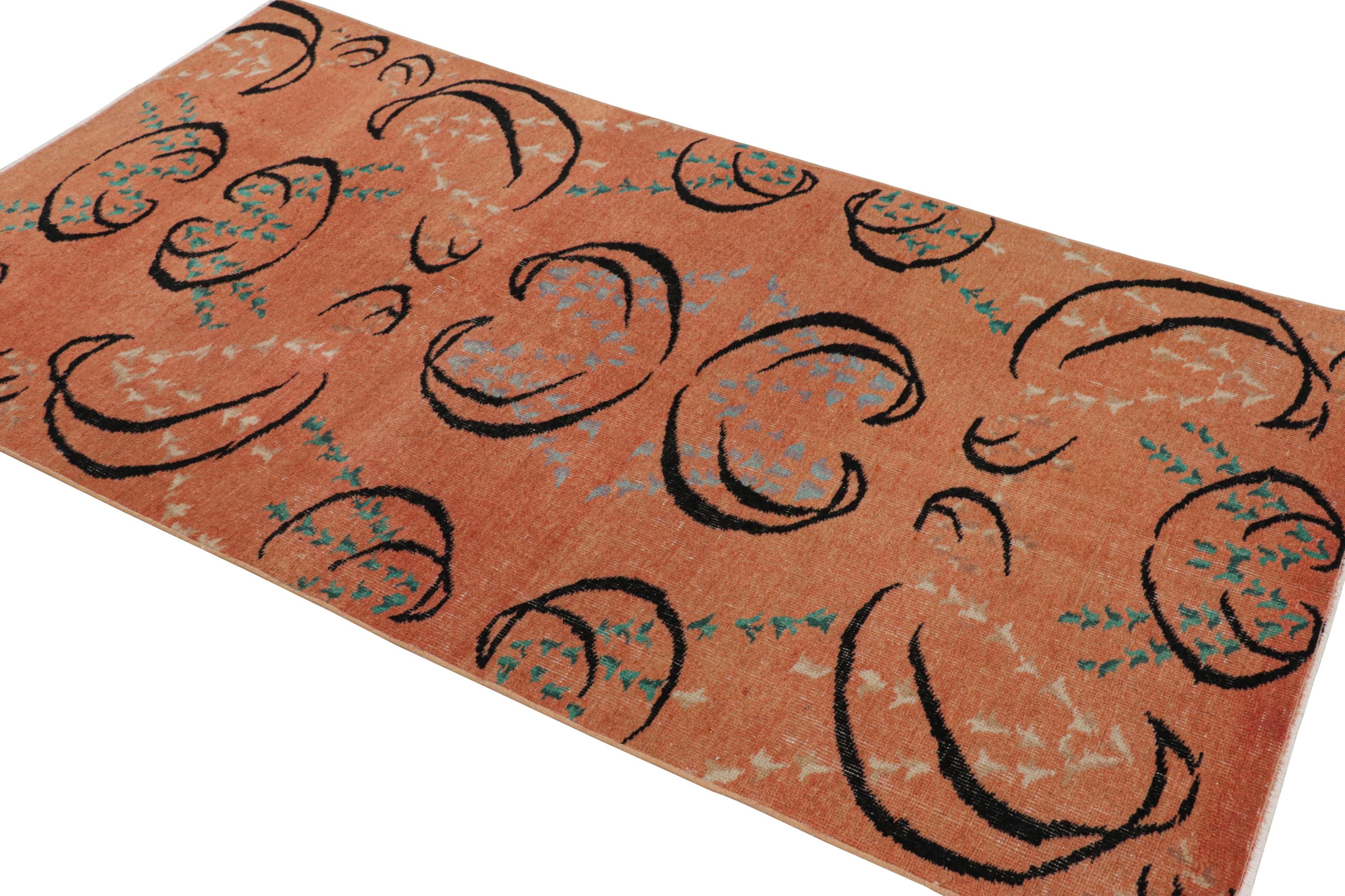 Vintage Zeki Müren Teppich in Pfirsich mit bunten geometrischen Mustern von Rug & Kili im Zustand „Gut“ im Angebot in Long Island City, NY