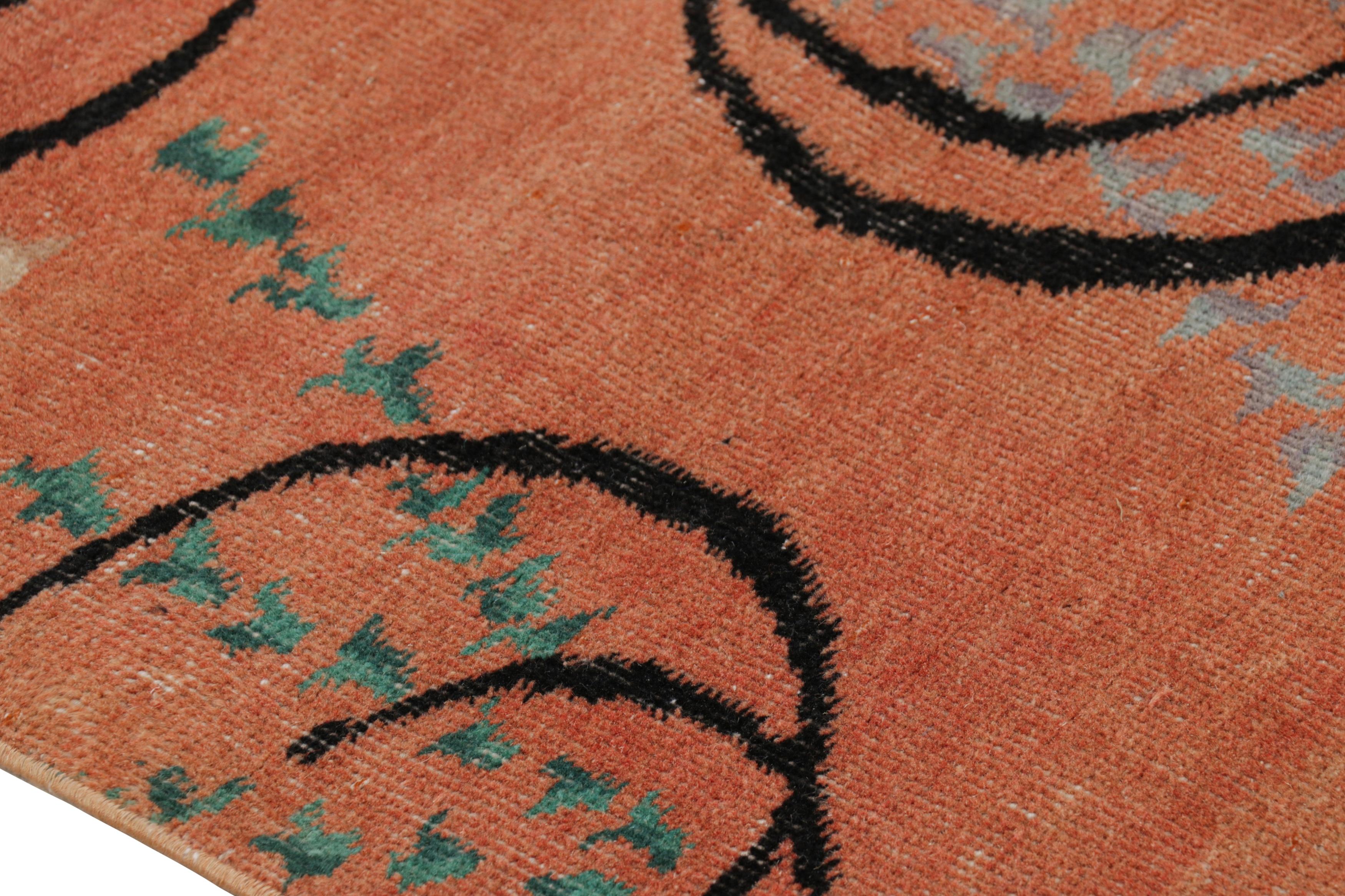 Vintage Zeki Müren Teppich in Pfirsich mit bunten geometrischen Mustern von Rug & Kili (Mitte des 20. Jahrhunderts) im Angebot