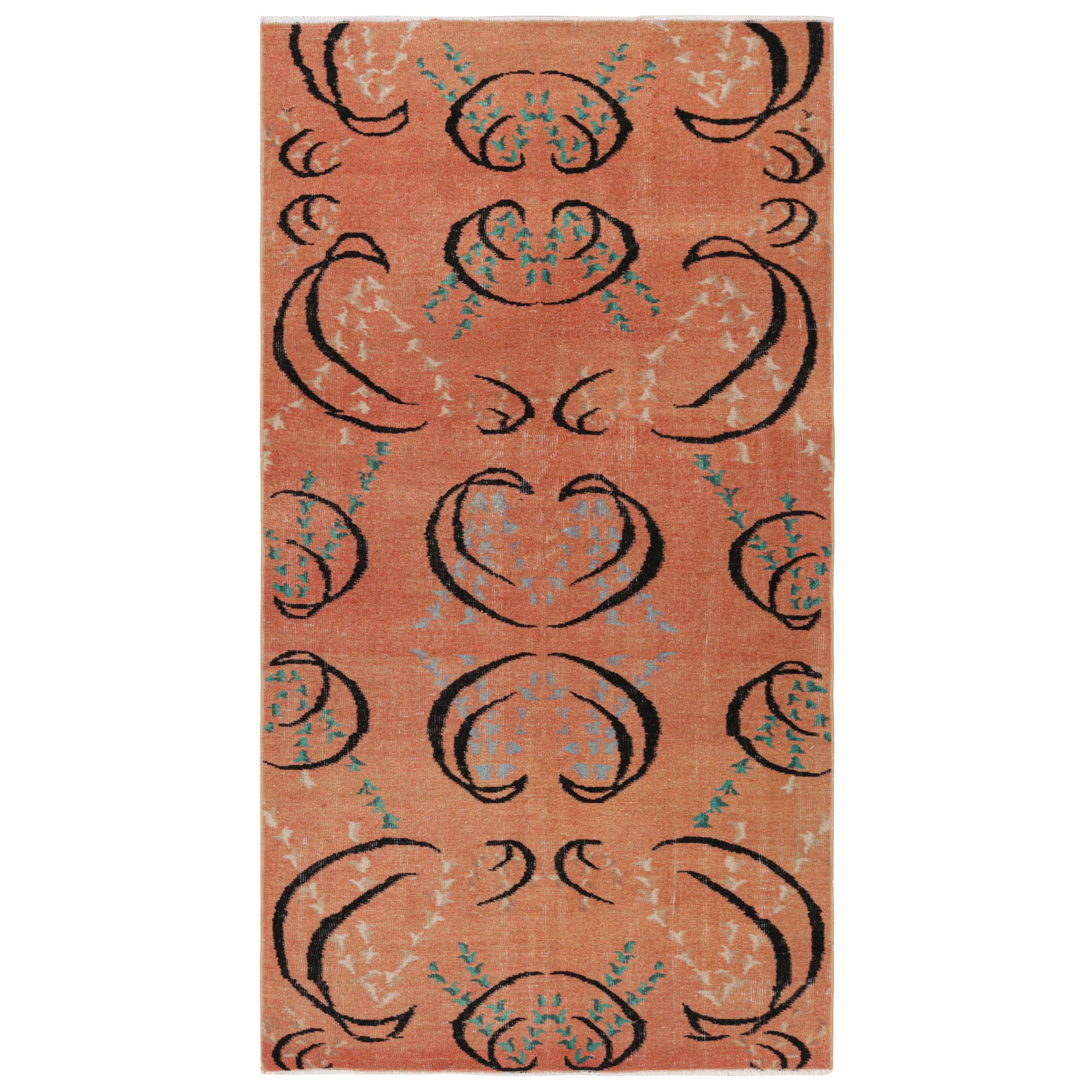 Vintage Zeki Müren Teppich in Pfirsich mit bunten geometrischen Mustern von Rug & Kili
