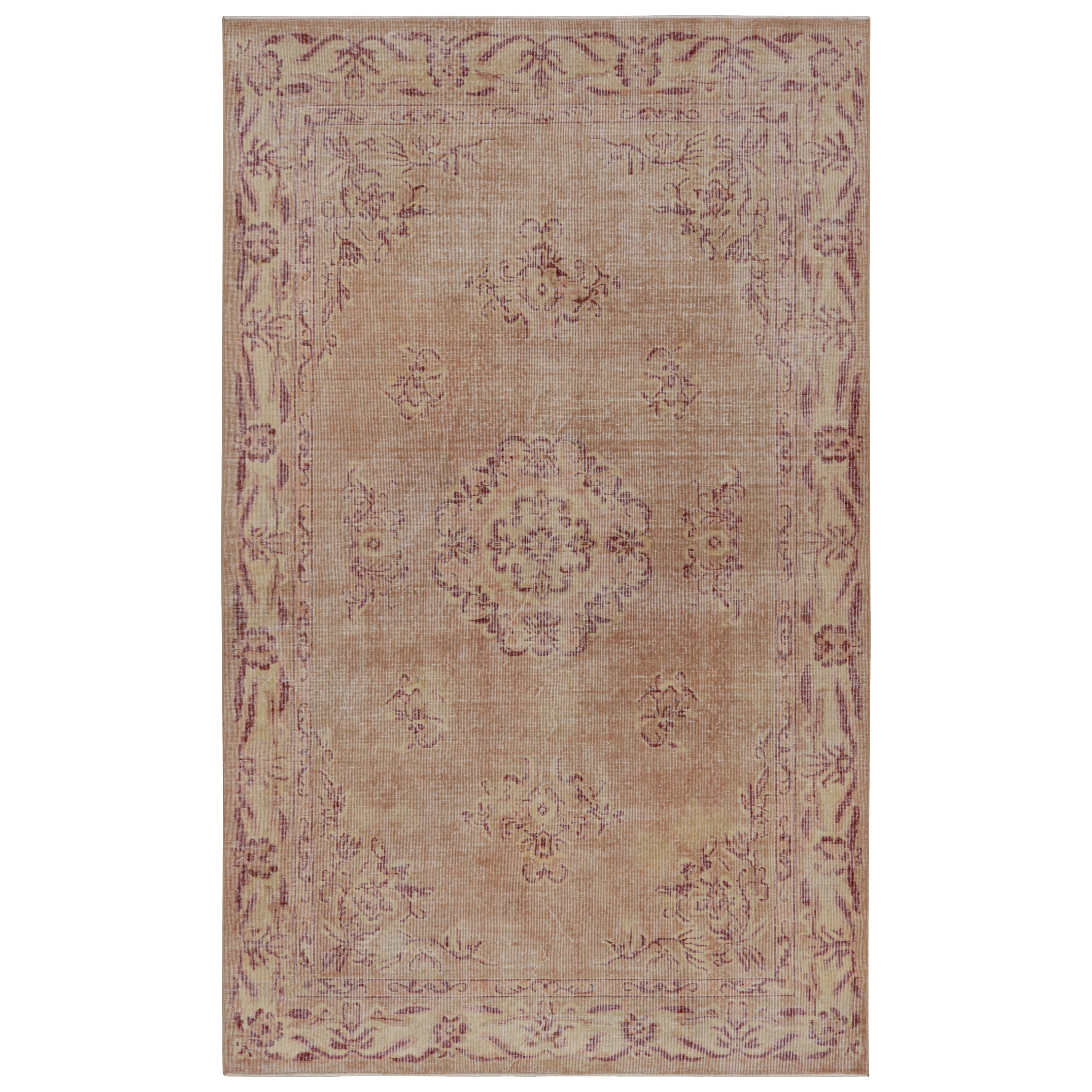 Tapis vintage Zeki Müren en rose avec médaillon floral, de Rug & Kilim