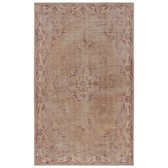 Tapis vintage Zeki Müren en rose avec médaillon floral, de Rug & Kilim