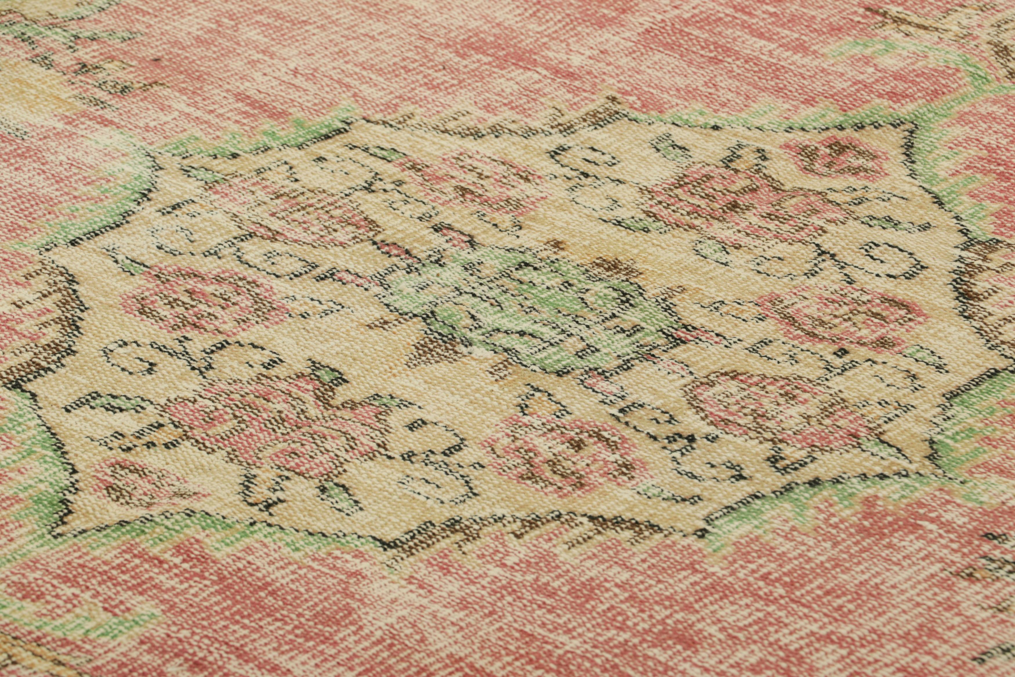 Dieser 5 x 9 große Vintage-Teppich aus handgeknüpfter Wolle (ca. 1960-1970) ist ein aufregendes neues Stück in der Mid-Century Pasha Collection'S von Rug & Kilim - eine seltene Kuration, die vermutlich von dem türkischen Künstler und der Ikone Zeki