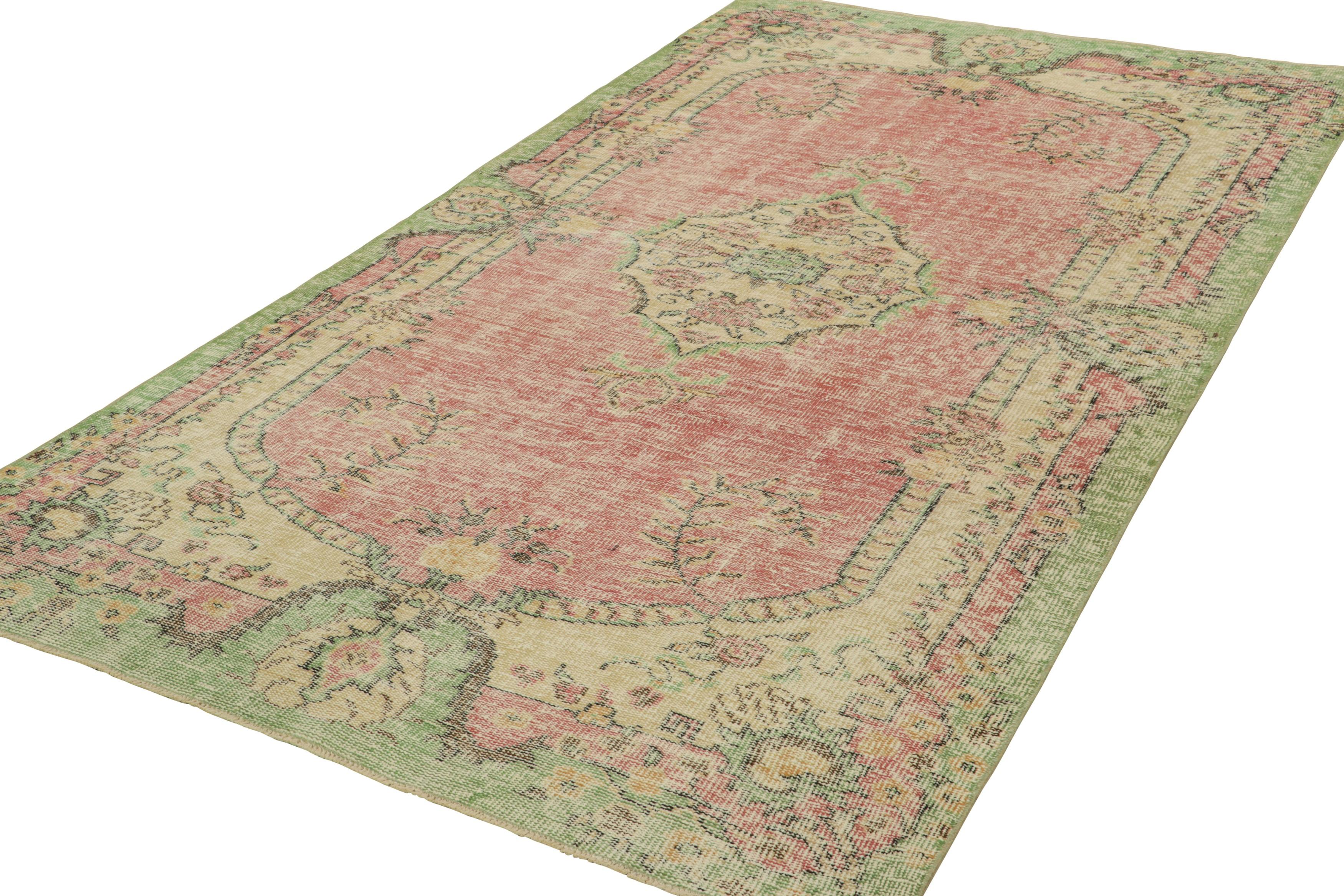 Vintage Zeki Müren Teppich in Rosa mit Medaillon und floralen Mustern  Rug & Kilim (Handgeknüpft) im Angebot