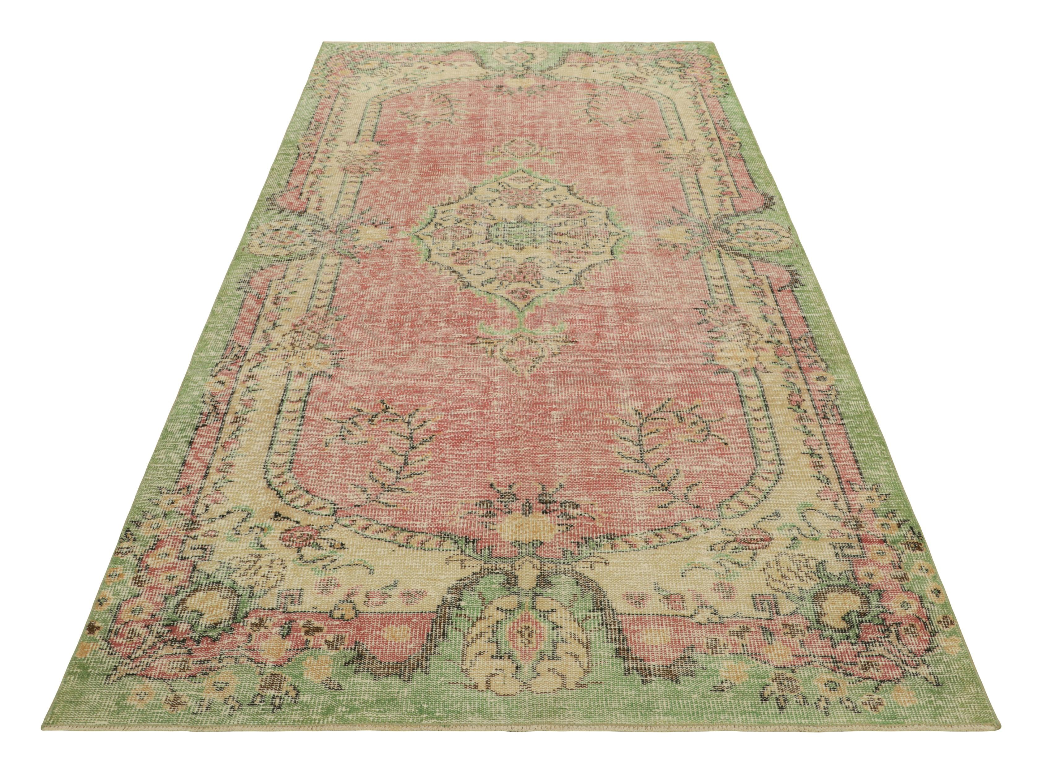 Vintage Zeki Müren Teppich in Rosa mit Medaillon und floralen Mustern  Rug & Kilim im Zustand „Gut“ im Angebot in Long Island City, NY