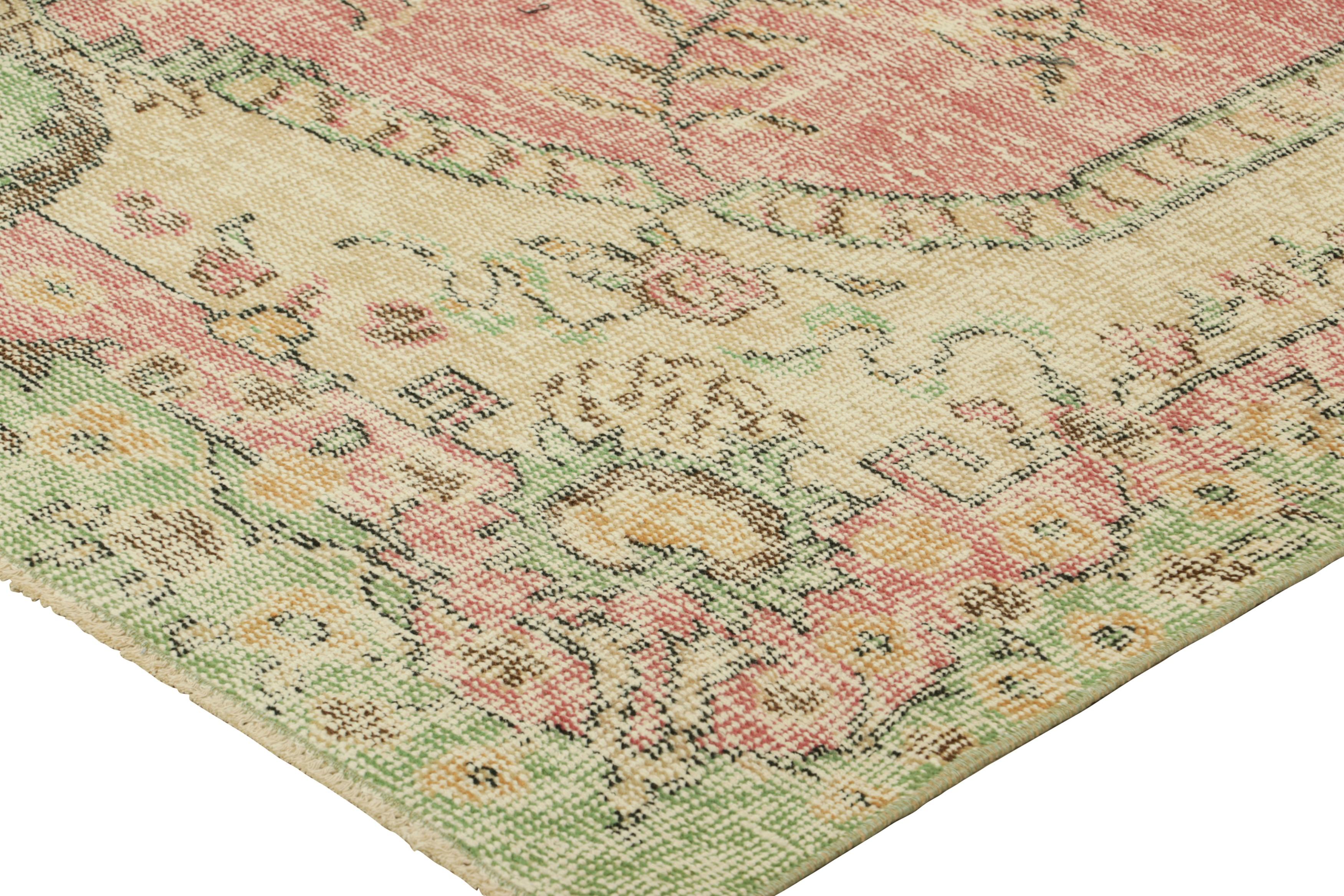 Vintage Zeki Müren Teppich in Rosa mit Medaillon und floralen Mustern  Rug & Kilim (Mitte des 20. Jahrhunderts) im Angebot