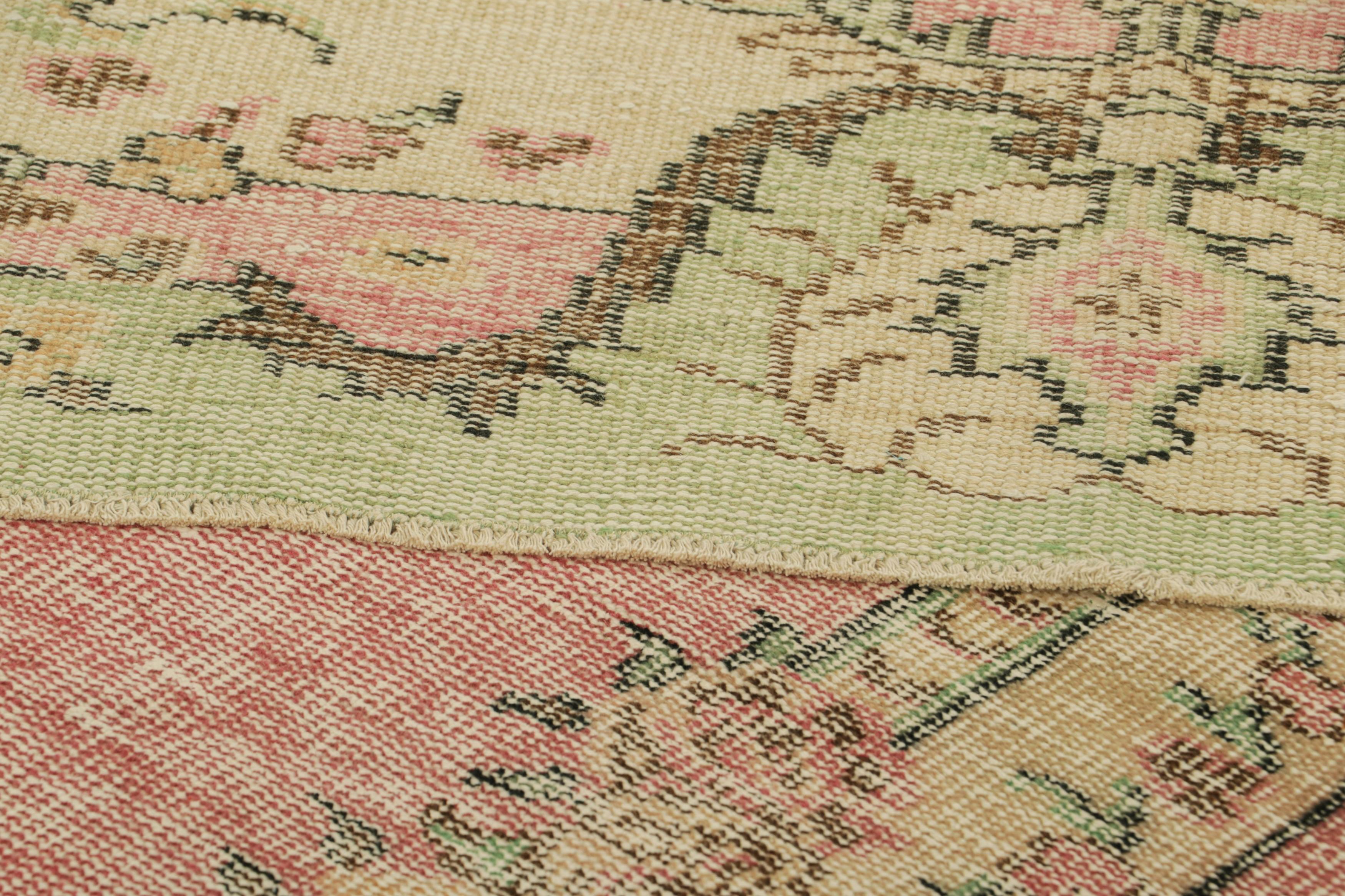 Vintage Zeki Müren Teppich in Rosa mit Medaillon und floralen Mustern  Rug & Kilim (Wolle) im Angebot