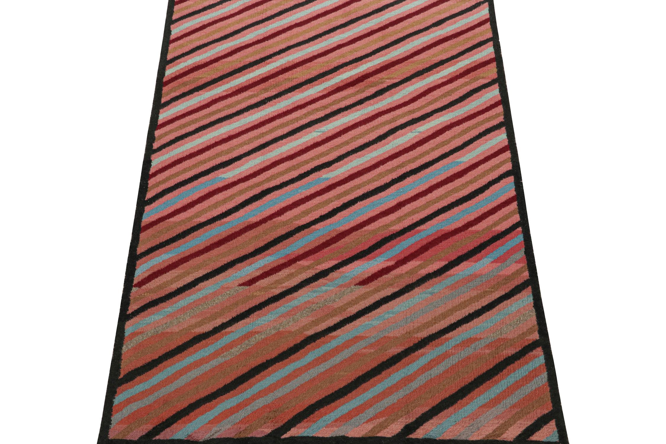 Dieser Vintage-Teppich 4x7 ist ein Neuzugang in der Mid-Century Pasha Collection'S von Rug & Kilim. Diese Linie ist ein Gedenken, mit seltenen Kurationen, die unserer Meinung nach von dem multidisziplinären türkischen Designer Zeki Müren stammen.

