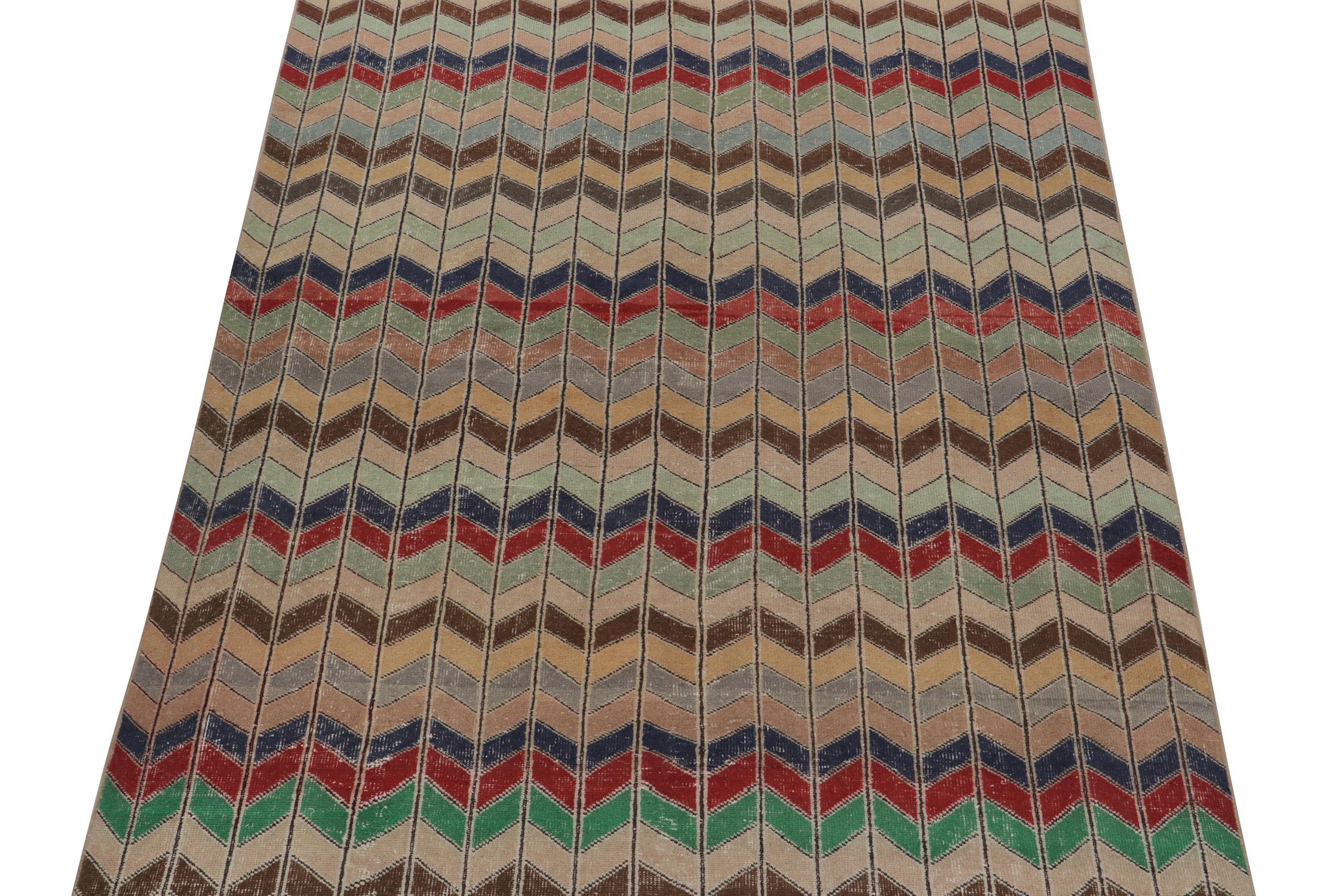 Vintage Zeki Müren Teppich in polychromen Chevron-Mustern, von Rug & Kilim (Türkisch) im Angebot