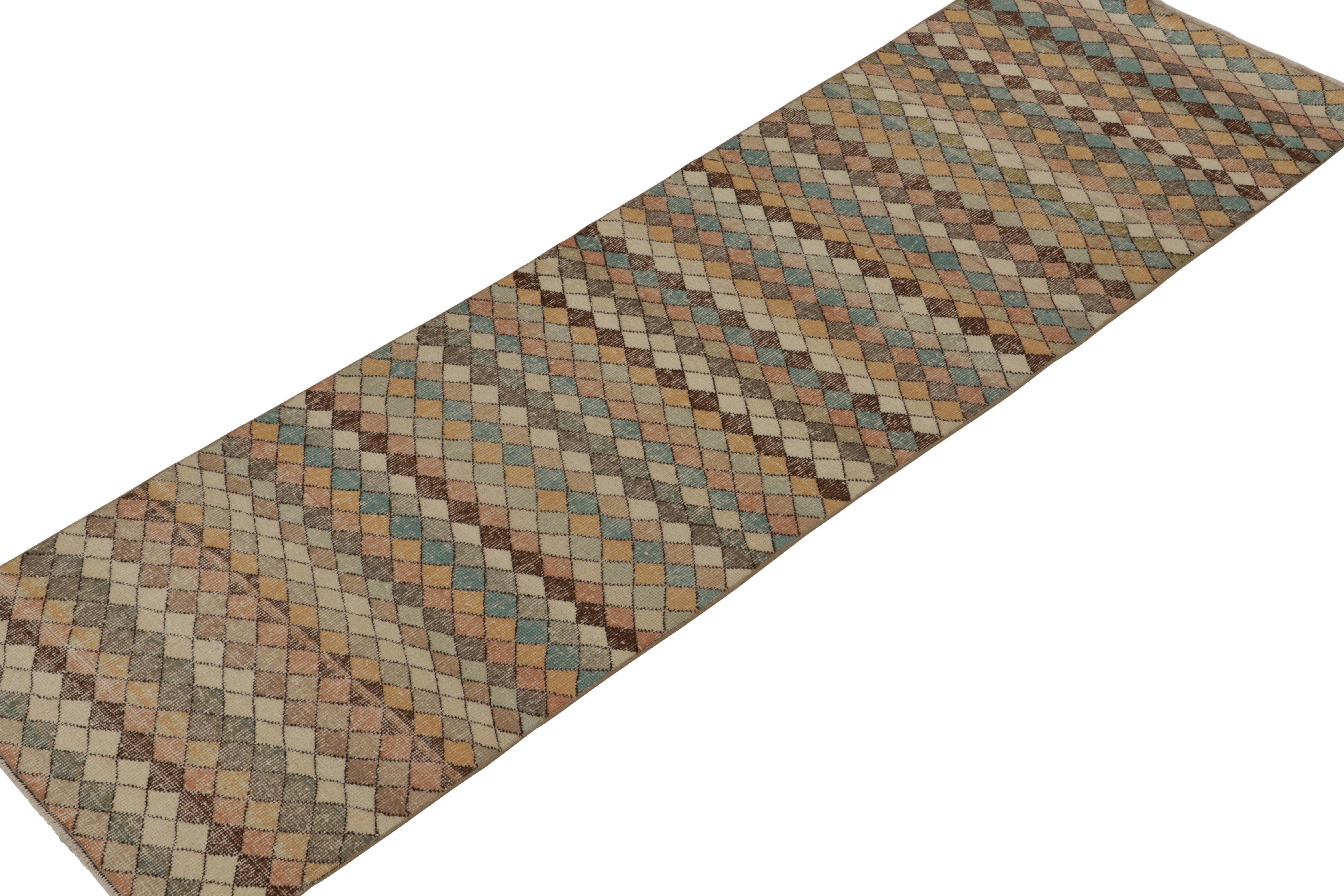 Dieser Vintage-Teppich 4x9 ist ein Neuzugang in der Mid-Century Pasha Collection'S von Rug & Kilim. Diese Linie ist eine Gedenkveranstaltung mit seltenen Kurationen, die unserer Meinung nach von dem multidisziplinären türkischen Designer Zeki Müren