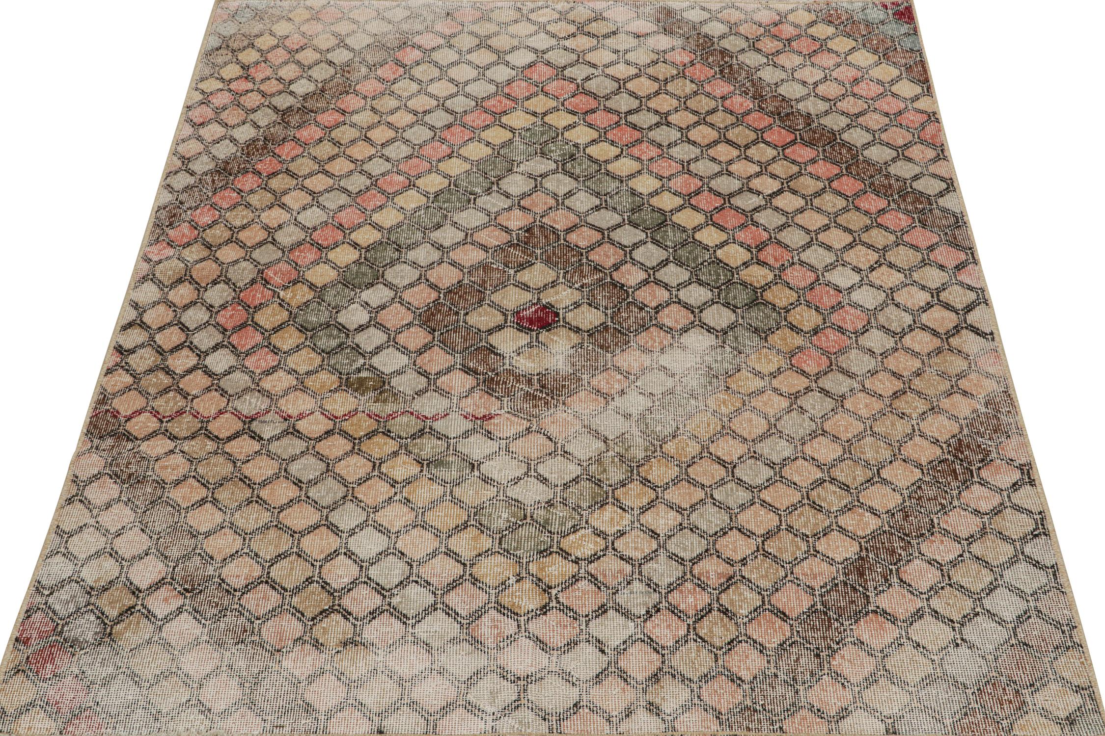 Dieser Vintage-Teppich 5x6 ist eine neue Ergänzung der Mid-Century Pasha Collection'S von Rug & Kilim. Diese Linie ist ein Gedenken, mit seltenen Kurationen, die unserer Meinung nach von dem multidisziplinären türkischen Designer Zeki Müren stammen.