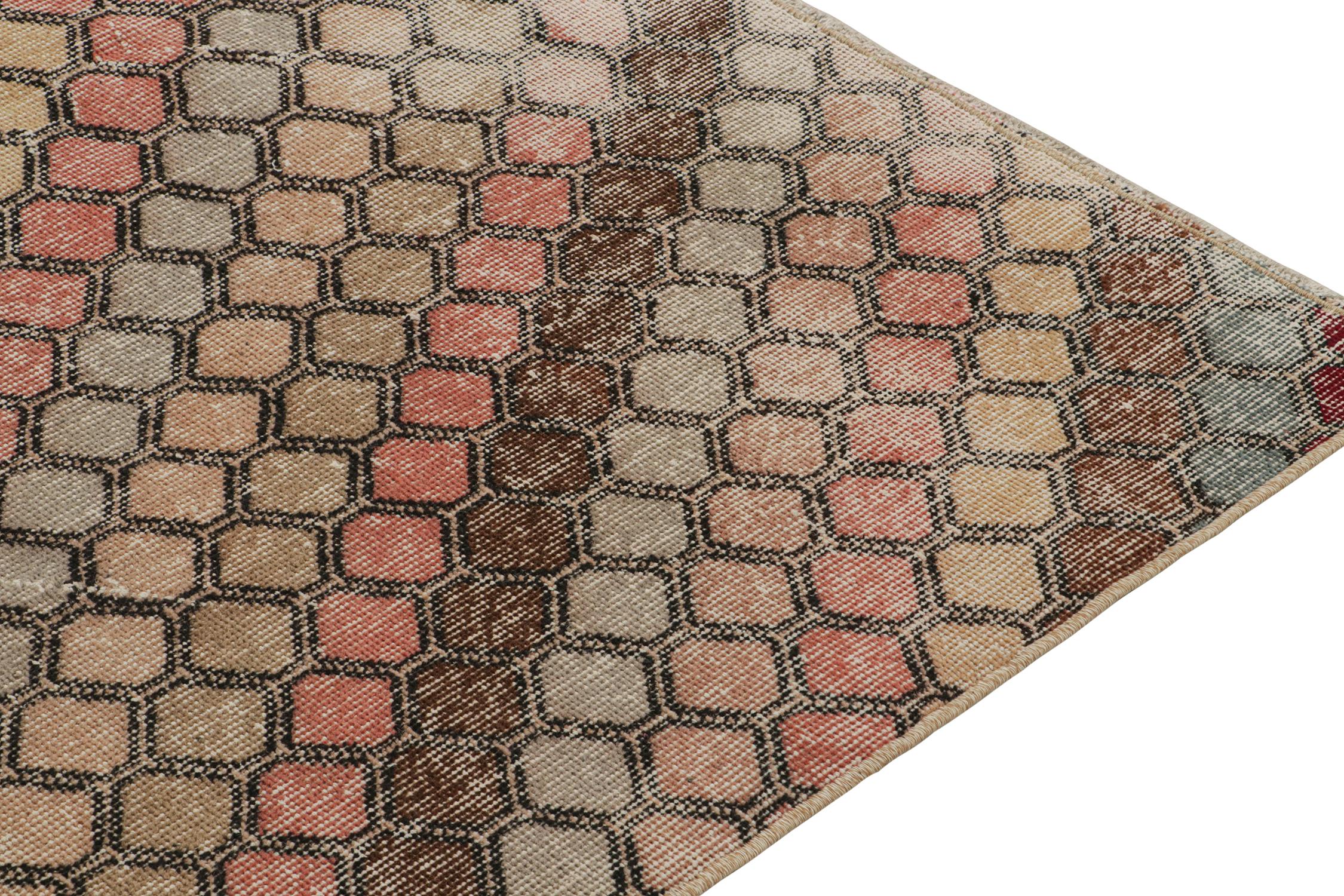 Alfombra vintage Zeki Müren con motivos geométricos policromáticos, de Rug & Kilim Anudado a mano en venta