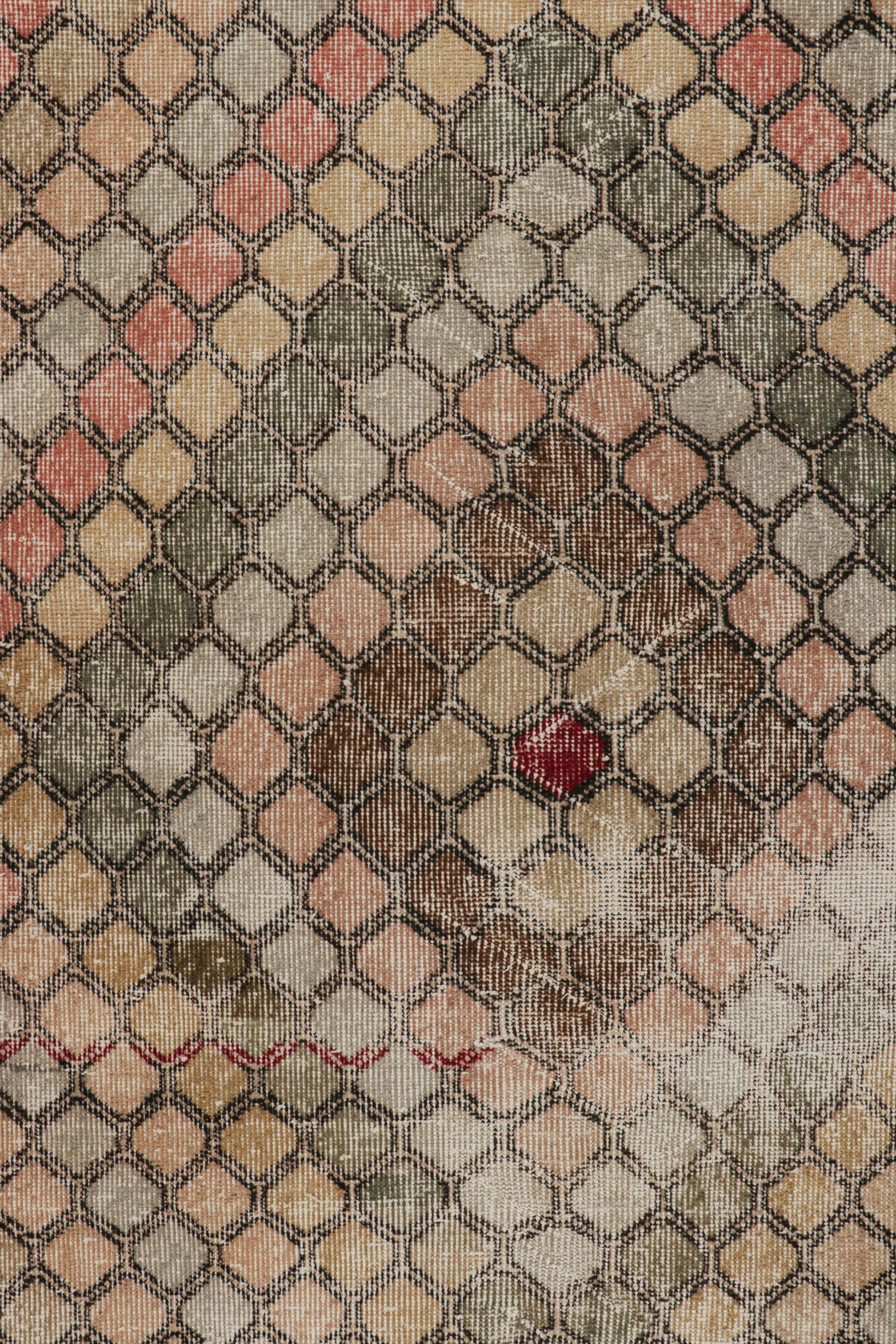 Vintage Zeki Müren Teppich mit polychromen geometrischen Mustern, von Rug & Kilim im Zustand „Gut“ im Angebot in Long Island City, NY