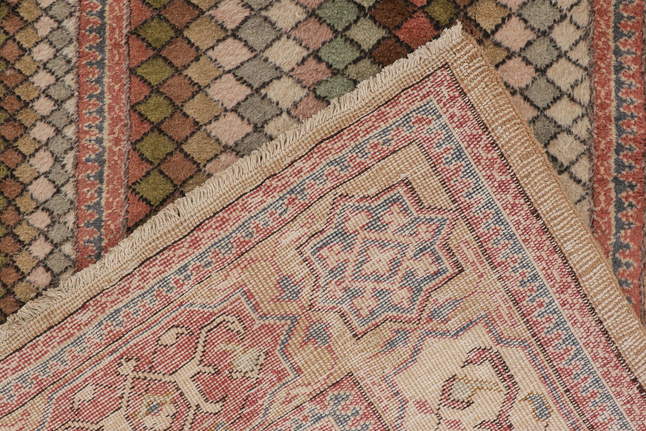 Milieu du XXe siècle Tapis vintage Zeki Müren aux motifs géométriques polychromes par Rug & Kilim en vente