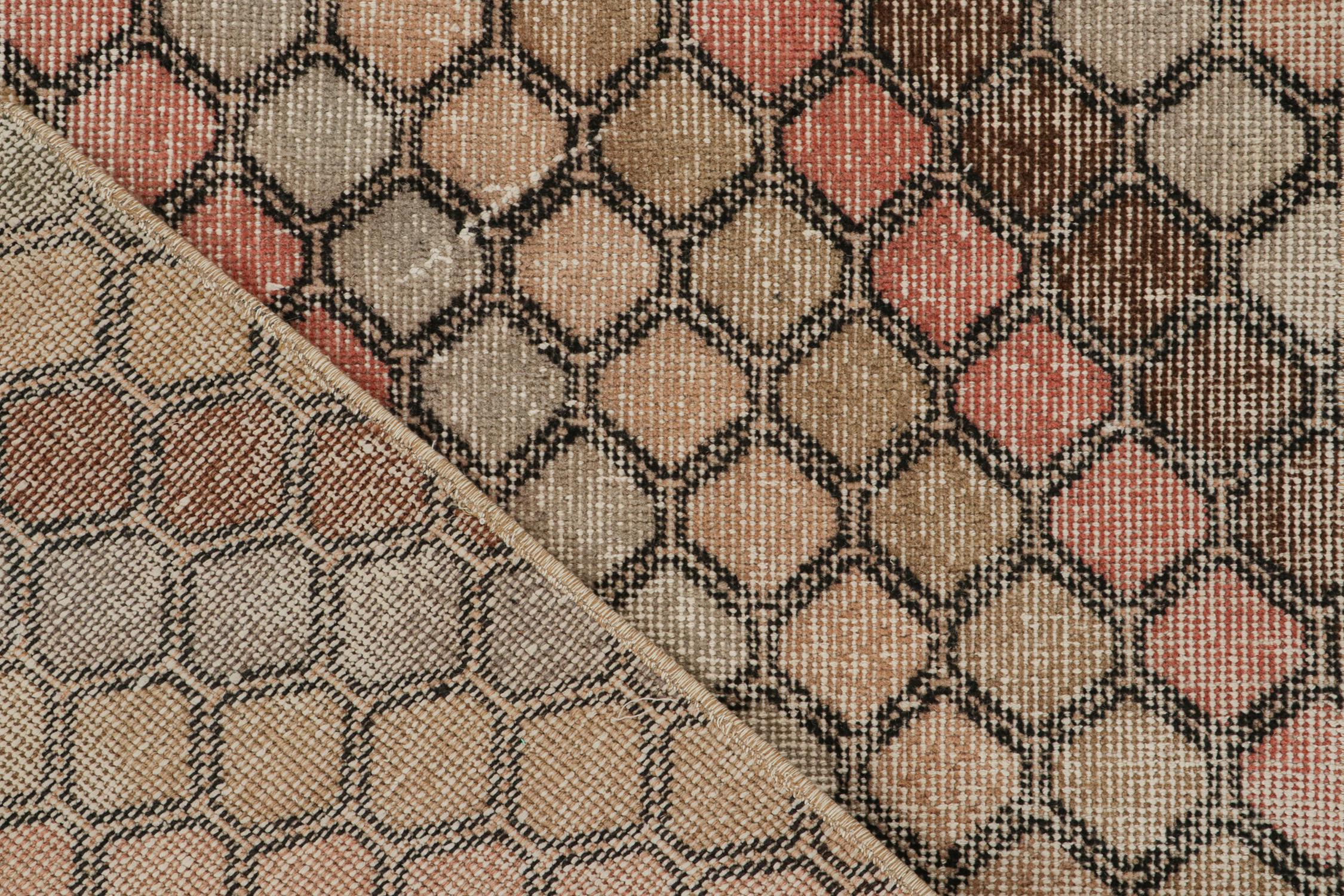 Alfombra vintage Zeki Müren con motivos geométricos policromáticos, de Rug & Kilim mediados del siglo XX en venta