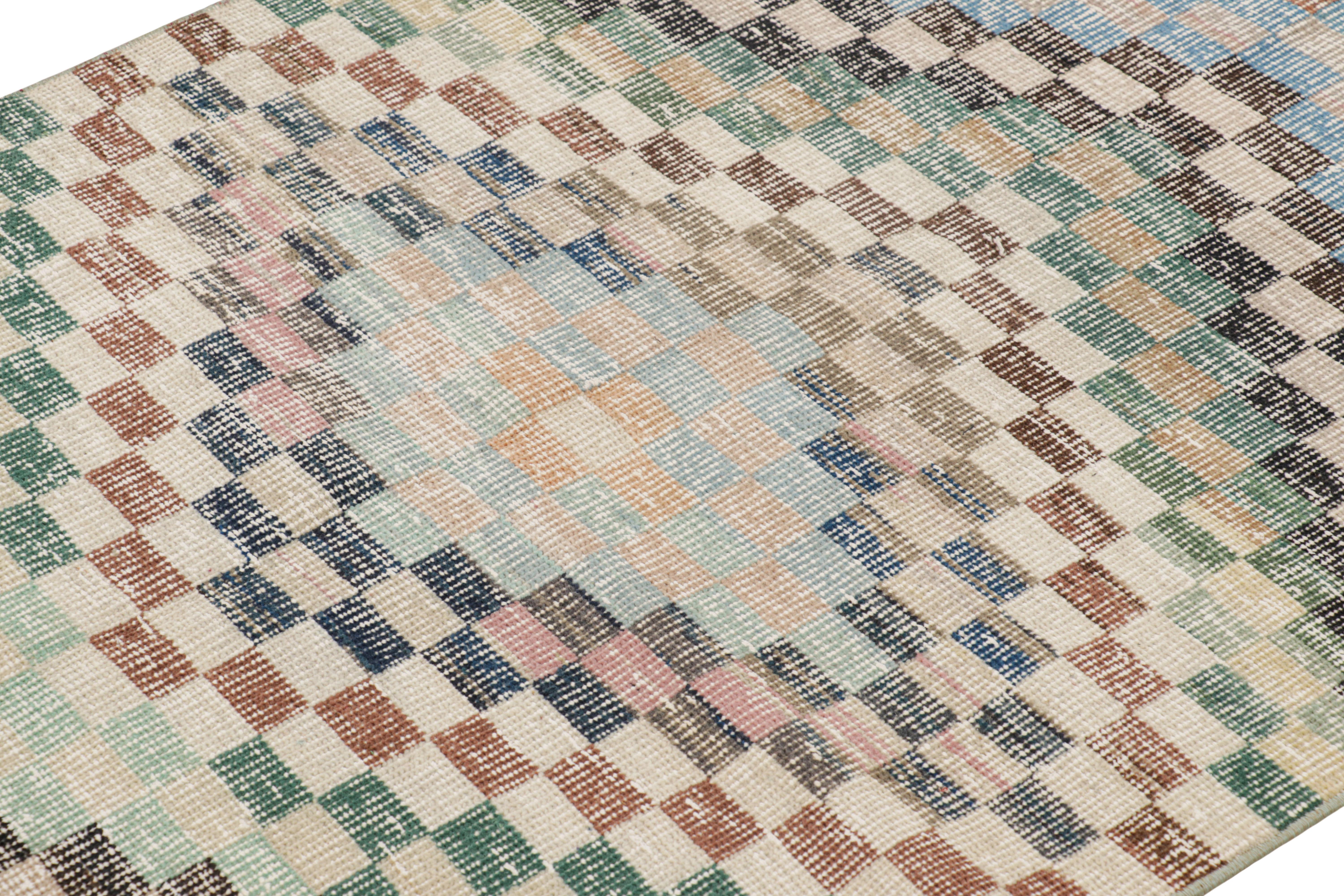 Dieser handgeknüpfte Wollteppich aus der Türkei (ca. 1960 - 1970) ist eine einzigartige Ergänzung der Rug & Kilim Collection'S. Er besticht durch seine breite Farbpalette und die geometrischen Muster auf dem gesamten Feld. 

Über das Design: