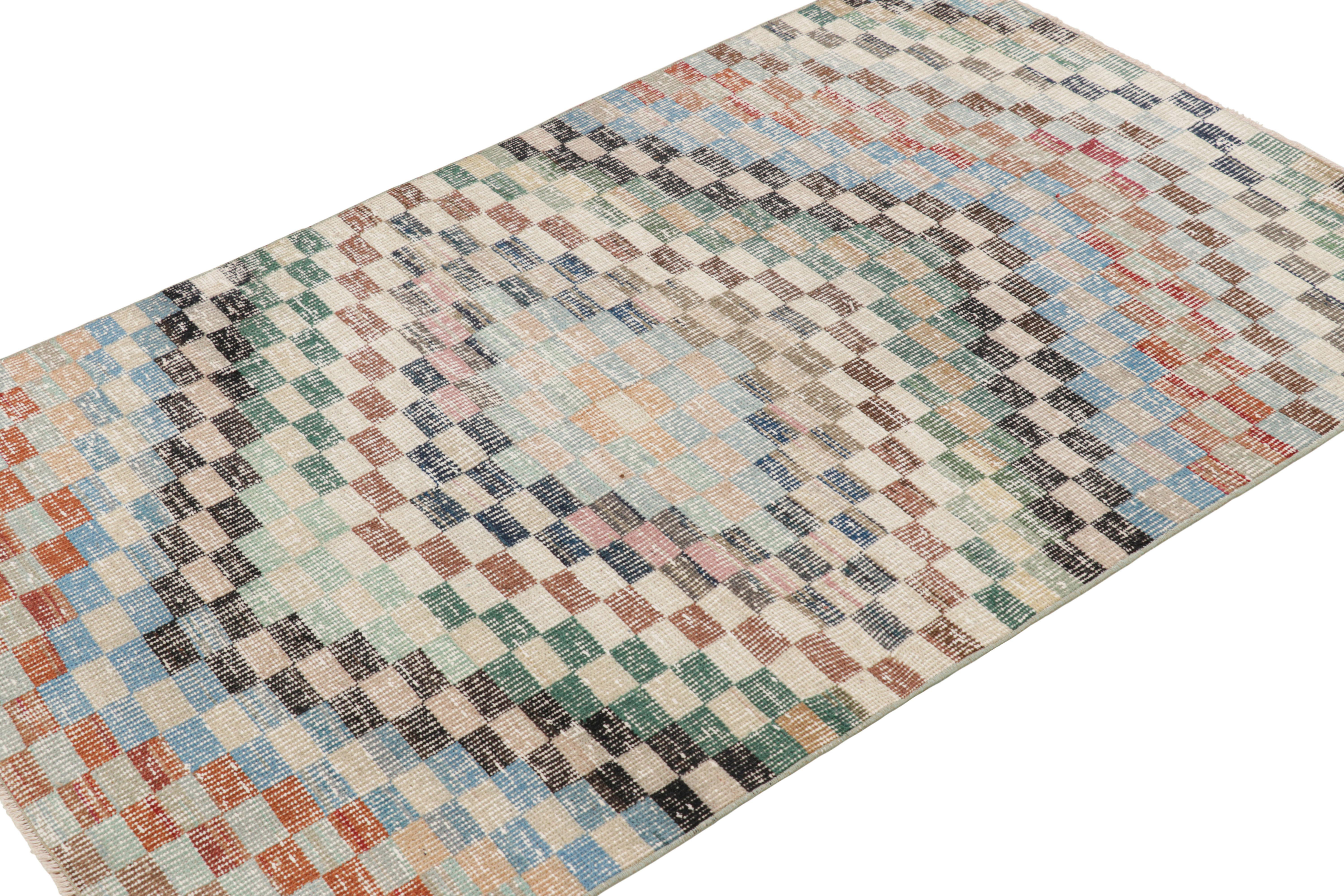 Vintage Zeki Müren Teppich in polychromen geometrischen Mustern, von Rug & Kilim (Handgeknüpft) im Angebot