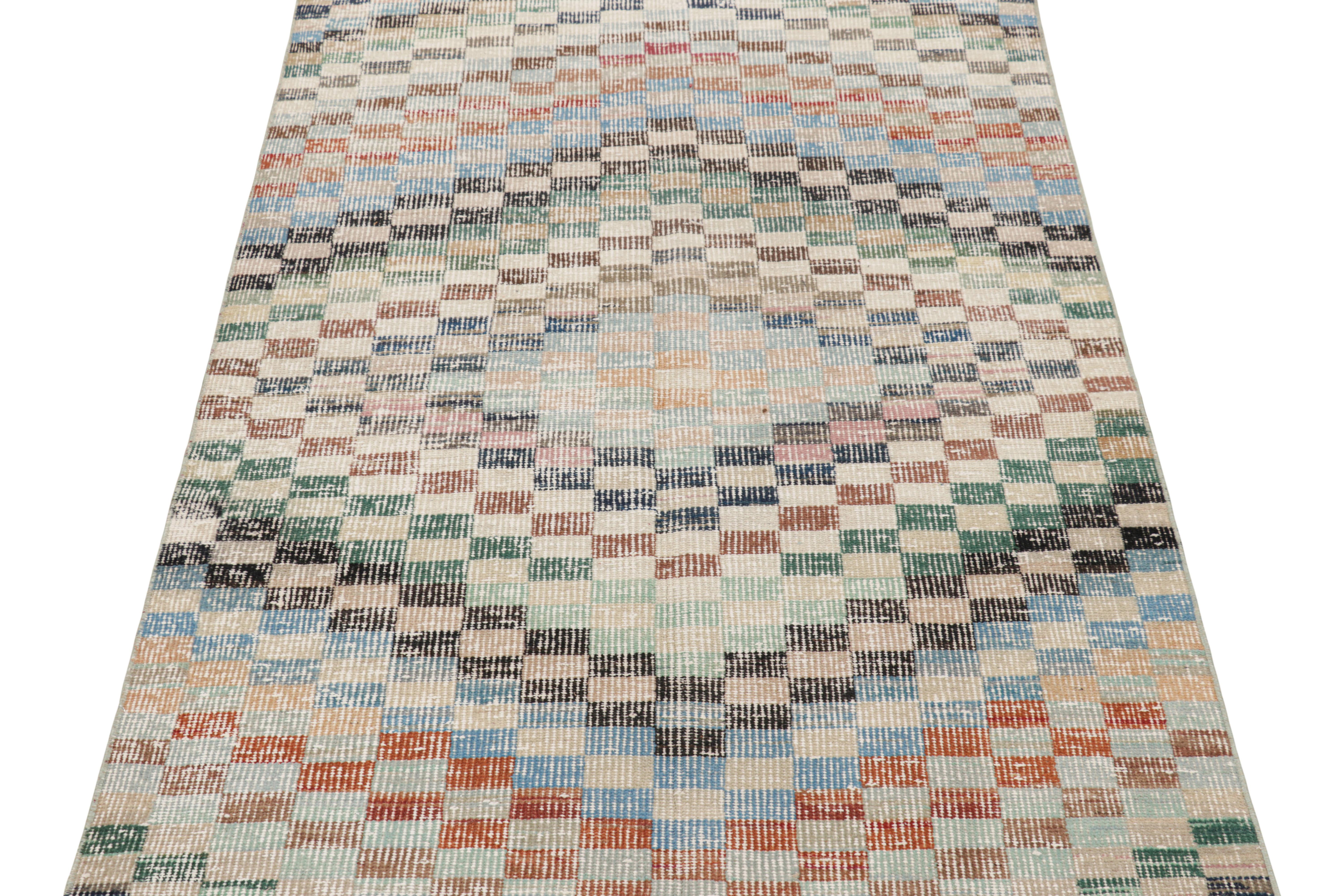 Vintage Zeki Müren Teppich in polychromen geometrischen Mustern, von Rug & Kilim im Zustand „Gut“ im Angebot in Long Island City, NY