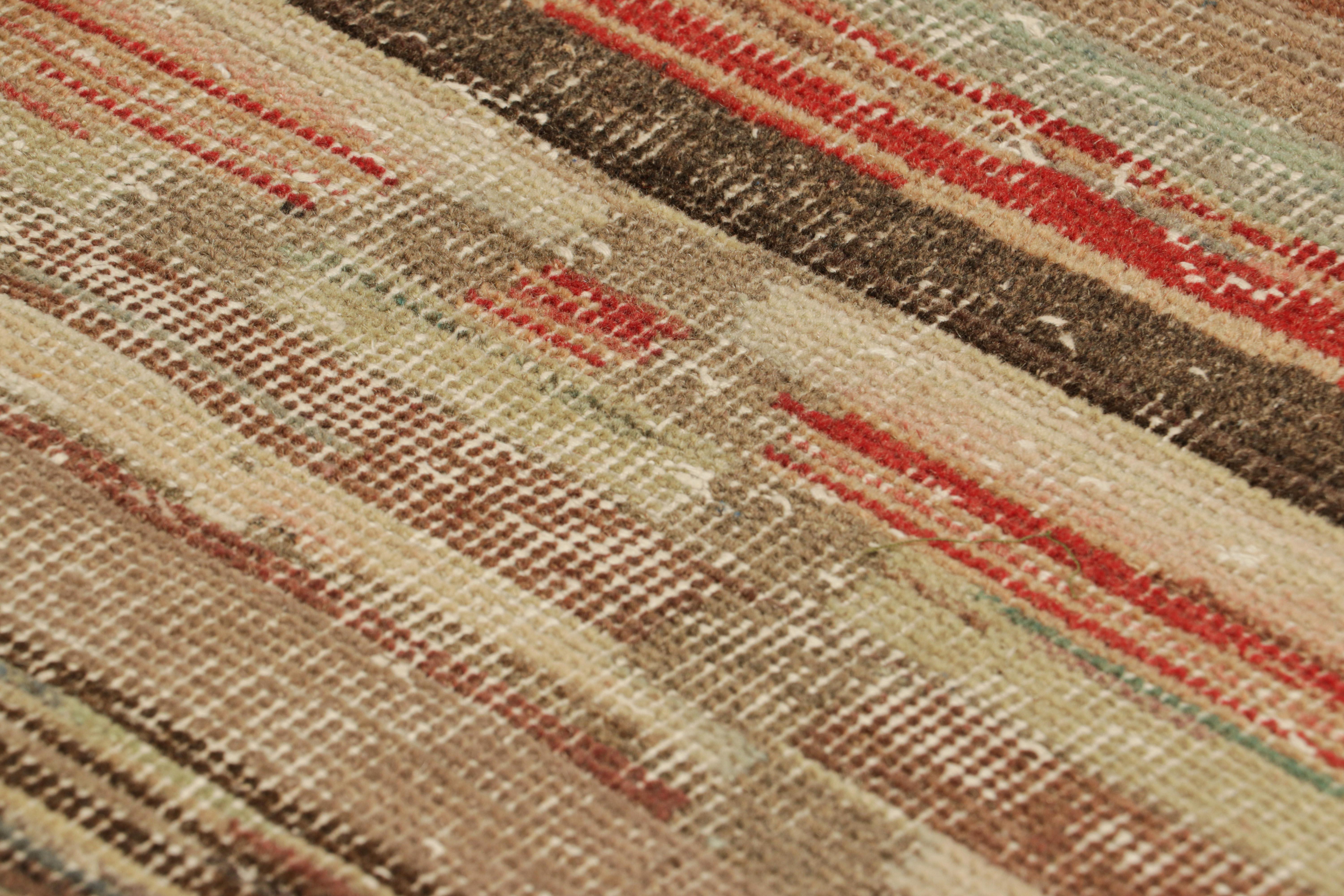 Annodato a mano in lana e proveniente dalla Turchia intorno al 1960-1970, questo tappeto vintage 2x3 di Zeki Müren è un'aggiunta unica alla Rug & Kilim Collection'S per la sua ampia gamma di colori e per le strisce geometriche e il medaglione che lo