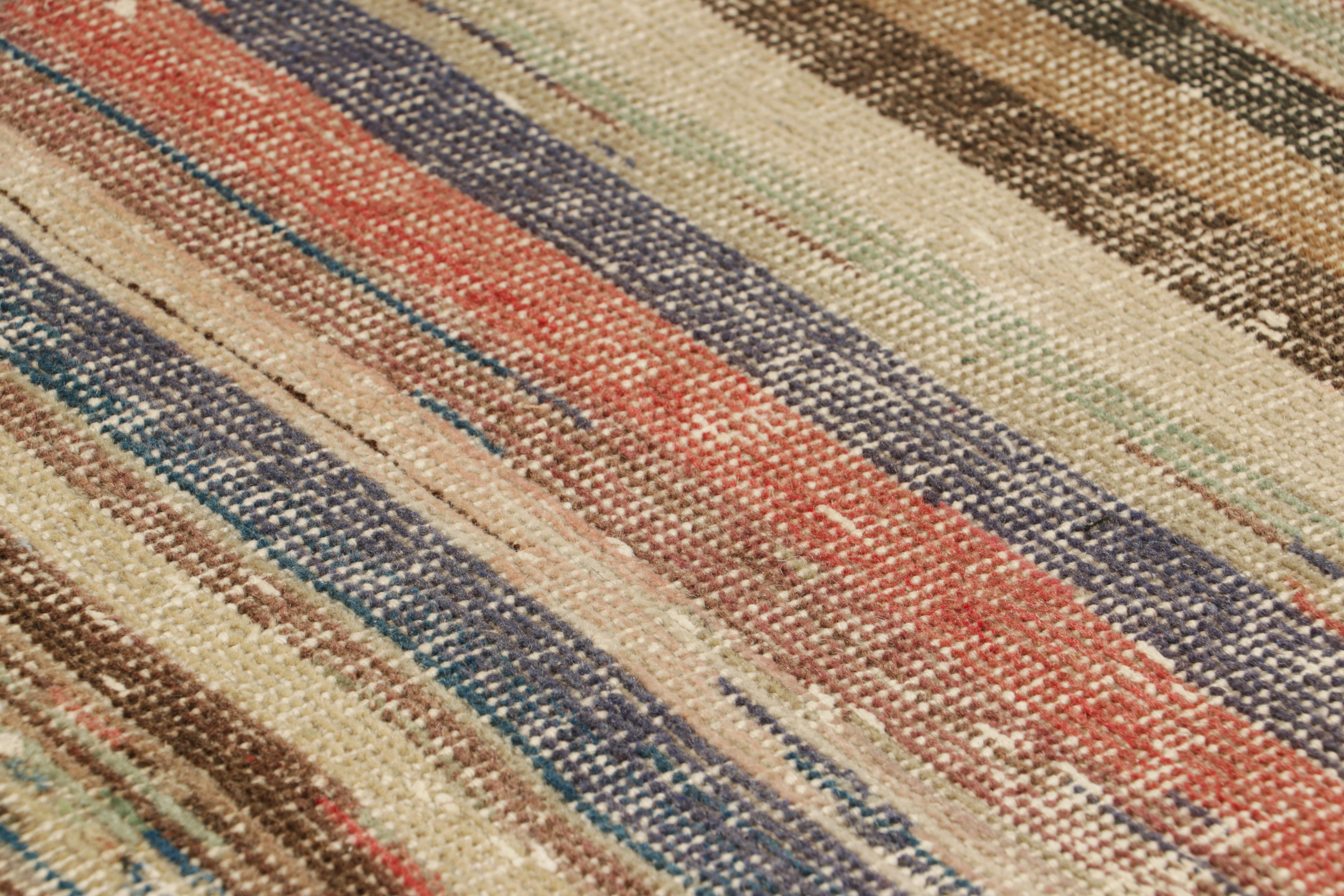 Dieser handgeknüpfte Wollteppich aus der Türkei (ca. 1960 - 1970) ist eine einzigartige Ergänzung der Rug & Kilim Collection'S. Er besticht durch seine breite Farbpalette und die geometrischen Streifen auf dem Feld. 

Über das Design: 

Bewunderer