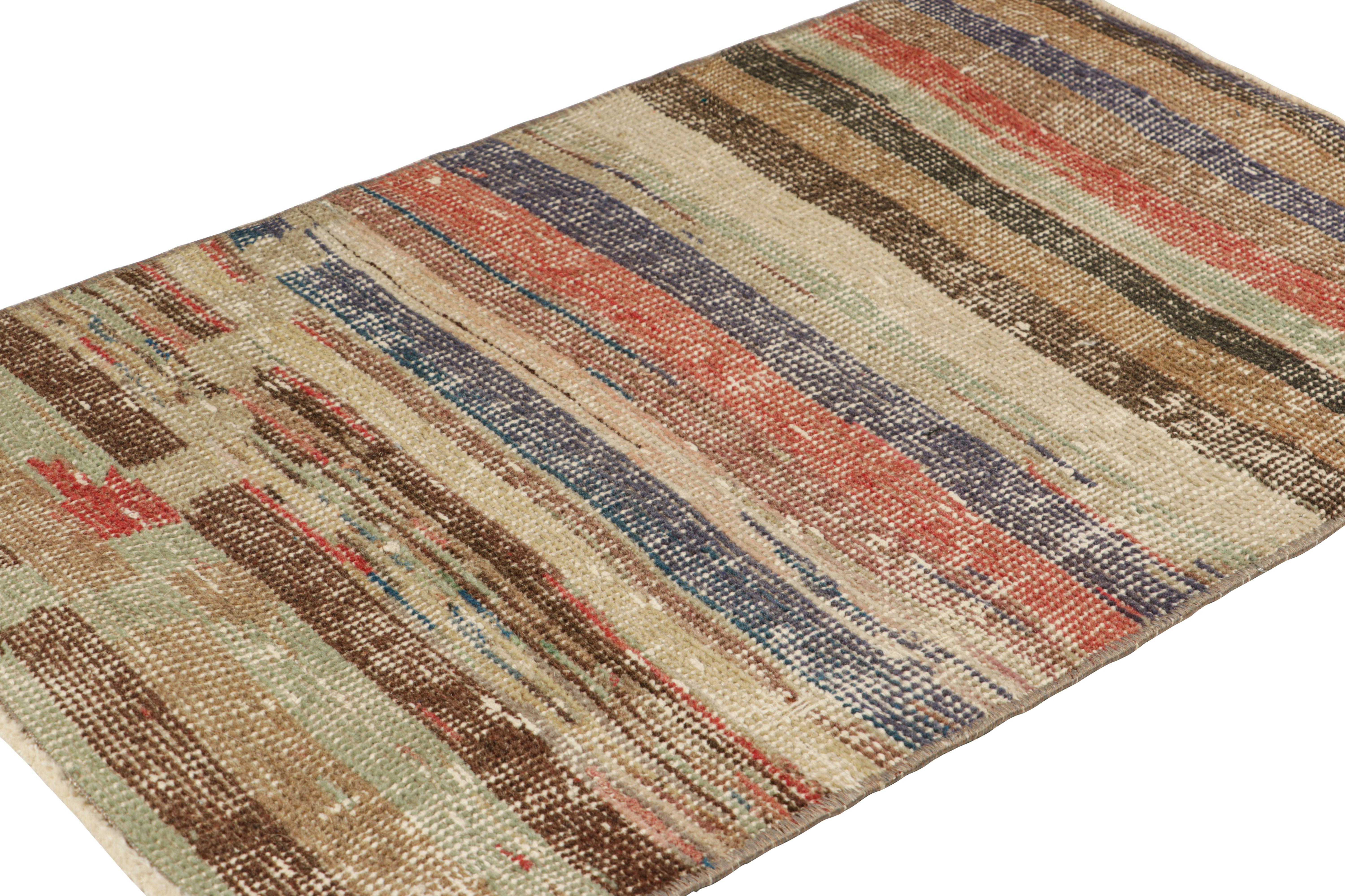 Vintage Zeki Müren Teppich in polychromen geometrischen Streifen, von Rug & Kilim (Handgeknüpft) im Angebot