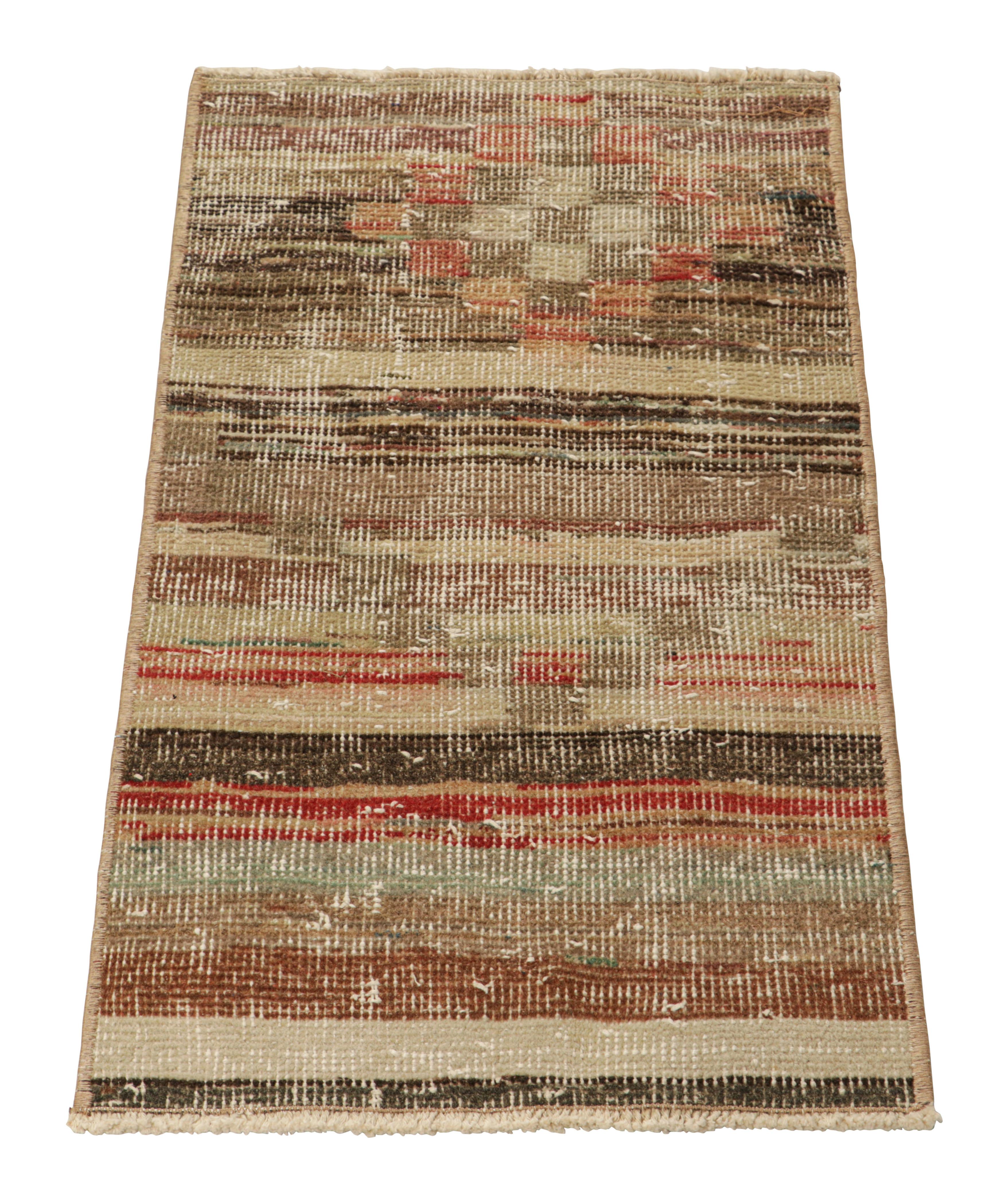 Tappeto vintage Zeki Müren a strisce geometriche policromatiche, da Rug & Kilim In condizioni buone in vendita a Long Island City, NY