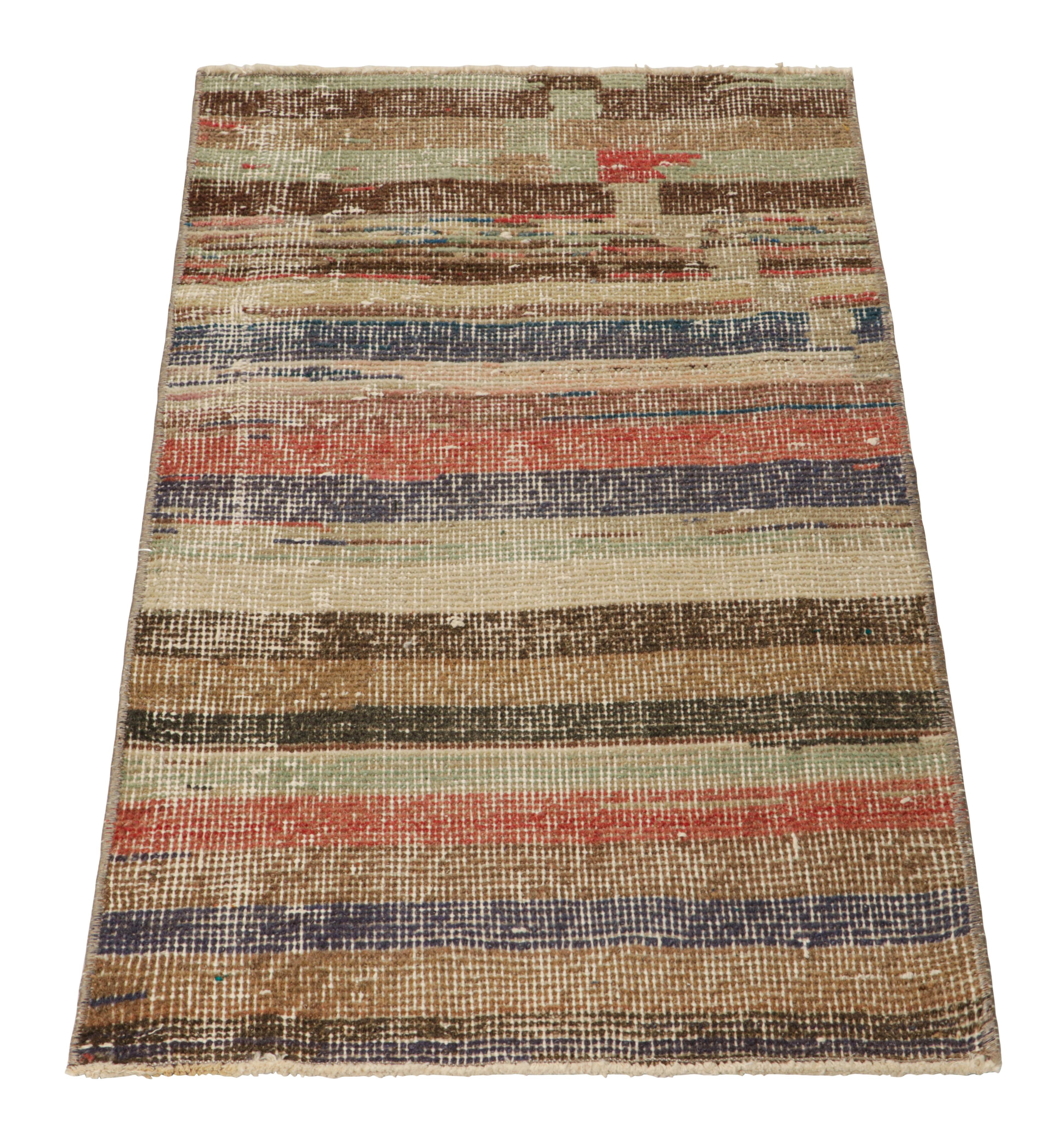 Vintage Zeki Müren Teppich in polychromen geometrischen Streifen, von Rug & Kilim im Zustand „Gut“ im Angebot in Long Island City, NY