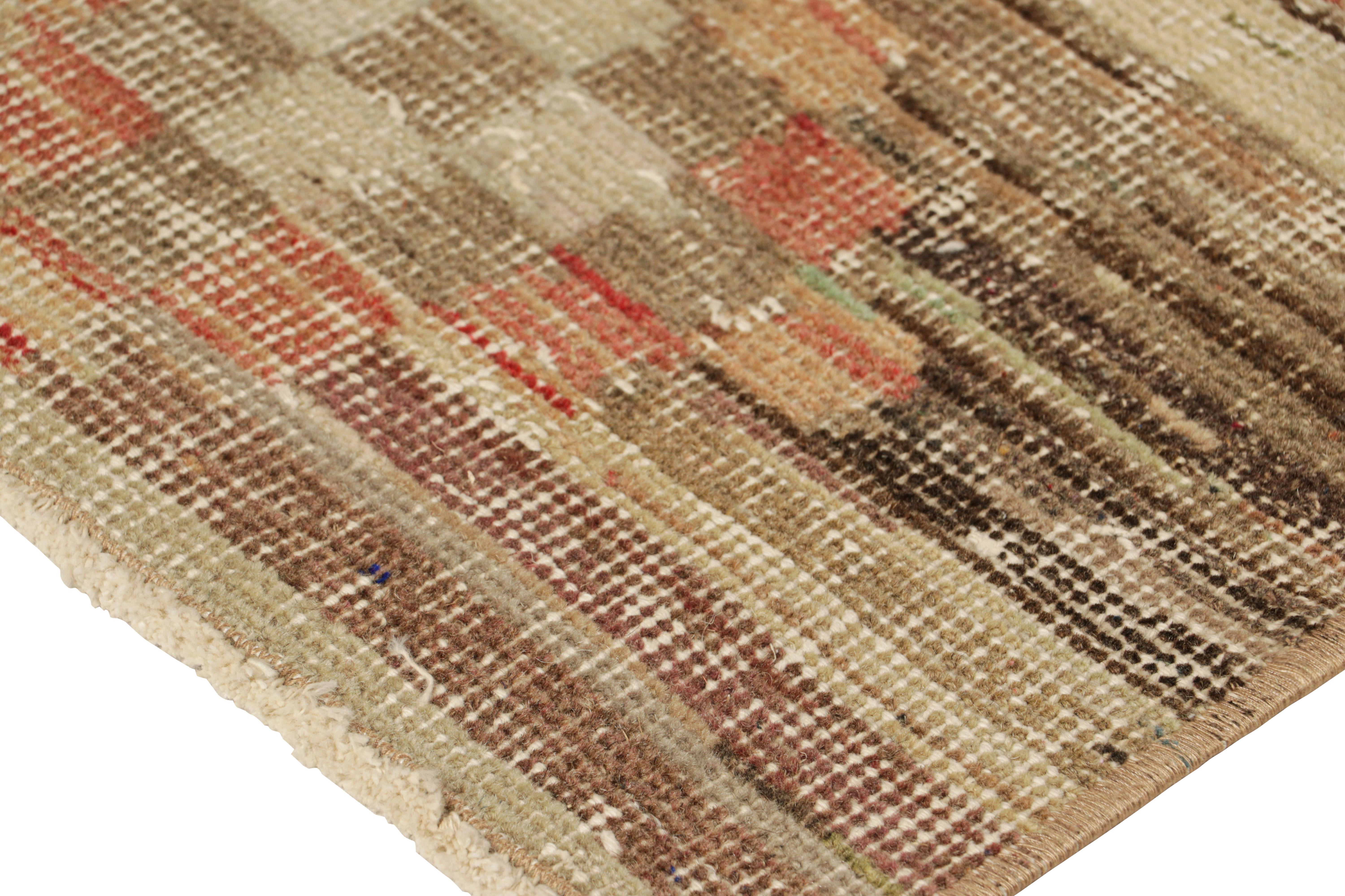 Metà XX secolo Tappeto vintage Zeki Müren a strisce geometriche policromatiche, da Rug & Kilim in vendita