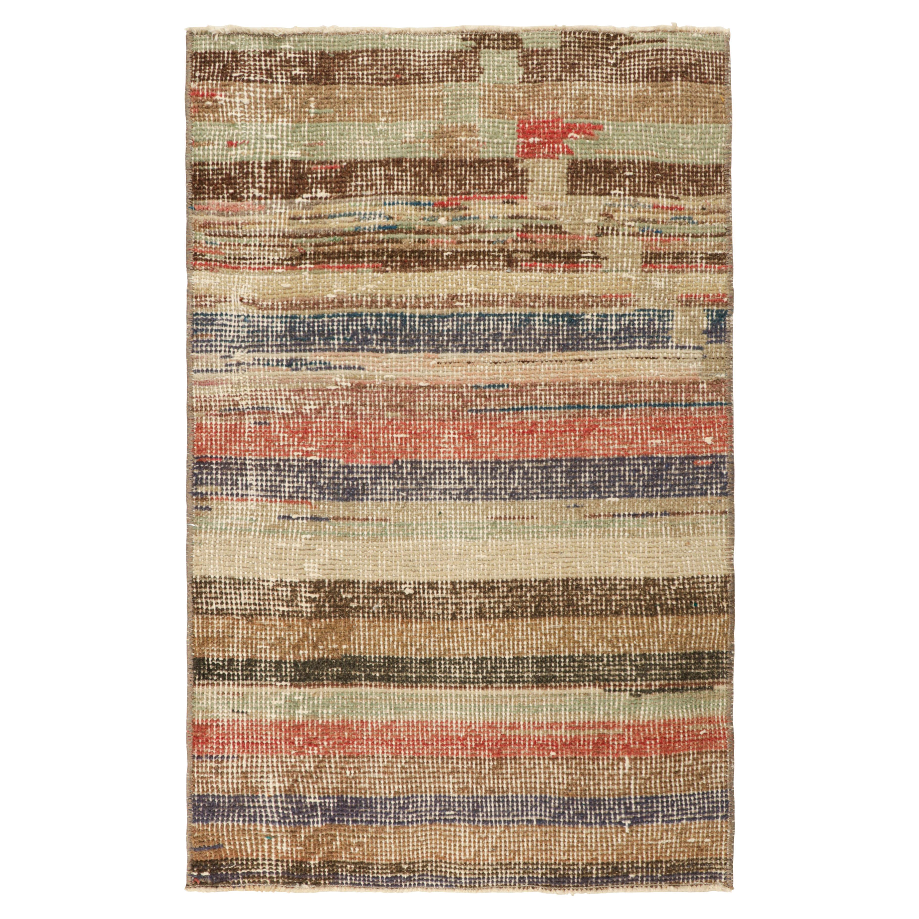 Tapis vintage Zeki Müren à rayures géométriques polychromes, de Rug & Kilim