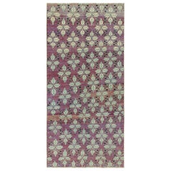 Tappeto vintage Zeki Müren in viola con motivi floreali, di Rug & Kilim